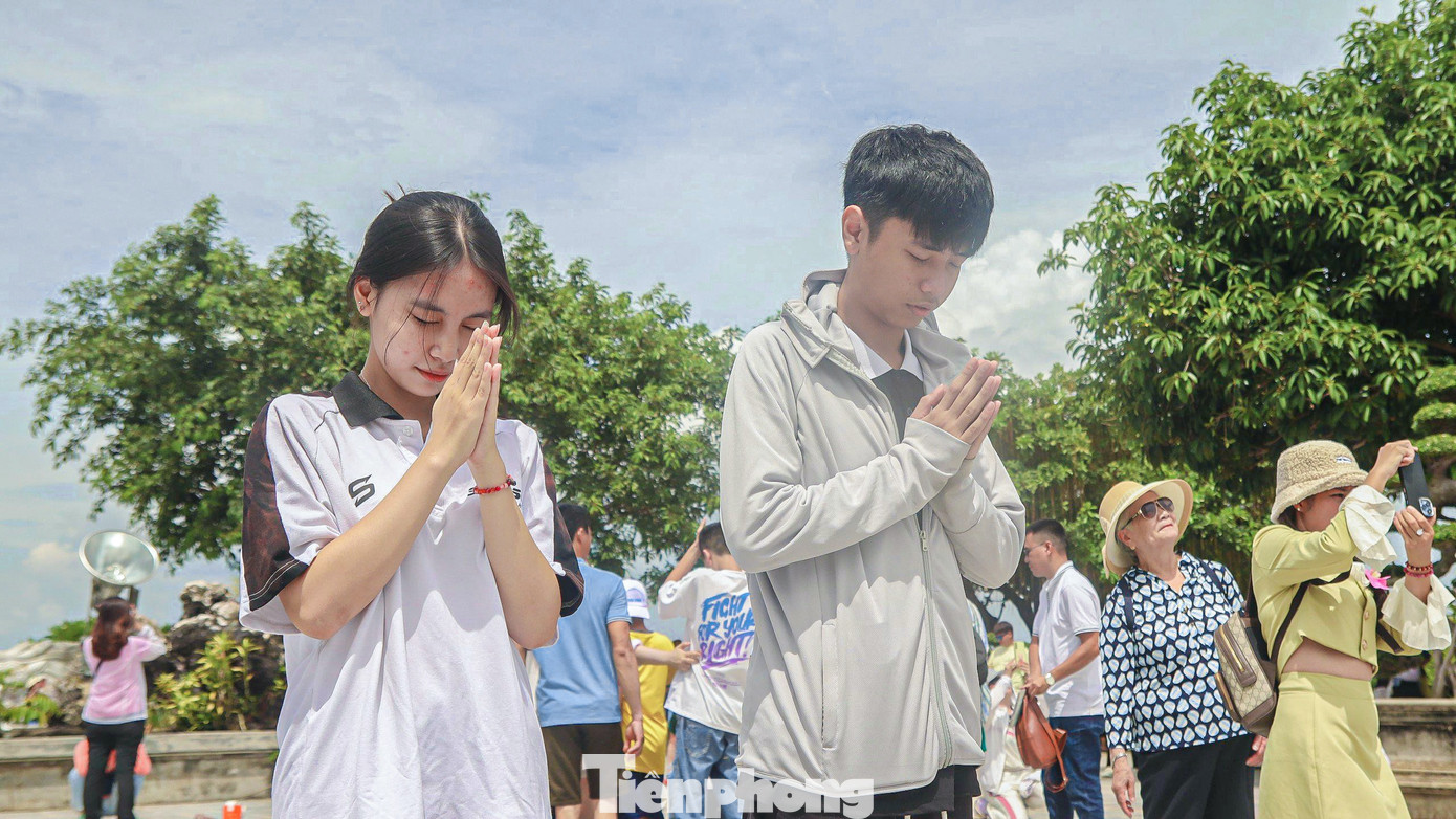 Em Nguyễn Thiều Oanh (lớp 12, Trường THPT Nguyễn Hiền) cho biết: “Gần cả tháng nay em đã ôn tập, chuẩn bị rất kỹ càng cho kỳ thi năm nay, nhưng đến bây giờ vẫn rất hồi hộp, lo lắng. Ngày mai thi rồi nên em cùng các bạn của mình đến chùa cầu nguyện, hy vọng mọi thứ suôn sẻ và thi làm bài thật tốt”.