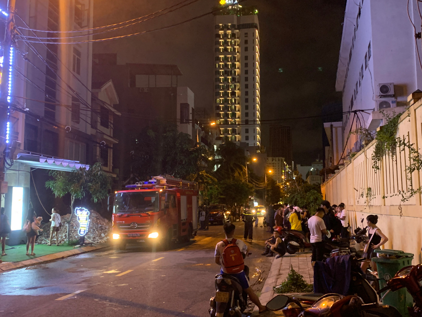 Nhiều xe PCCC và cán bộ chiến sĩ đã có mặt để dập lửa và giải cứu người mắc kẹt. Nhiều xe PCCC và cán bộ chiến sĩ đã có mặt để dập lửa và giải cứu người mắc kẹt.