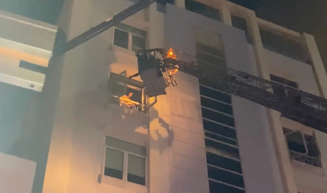 Nhiều người mắc kẹt được xe thang đưa xuống kịp thời. Nhiều người mắc kẹt được xe thang đưa xuống kịp thời.