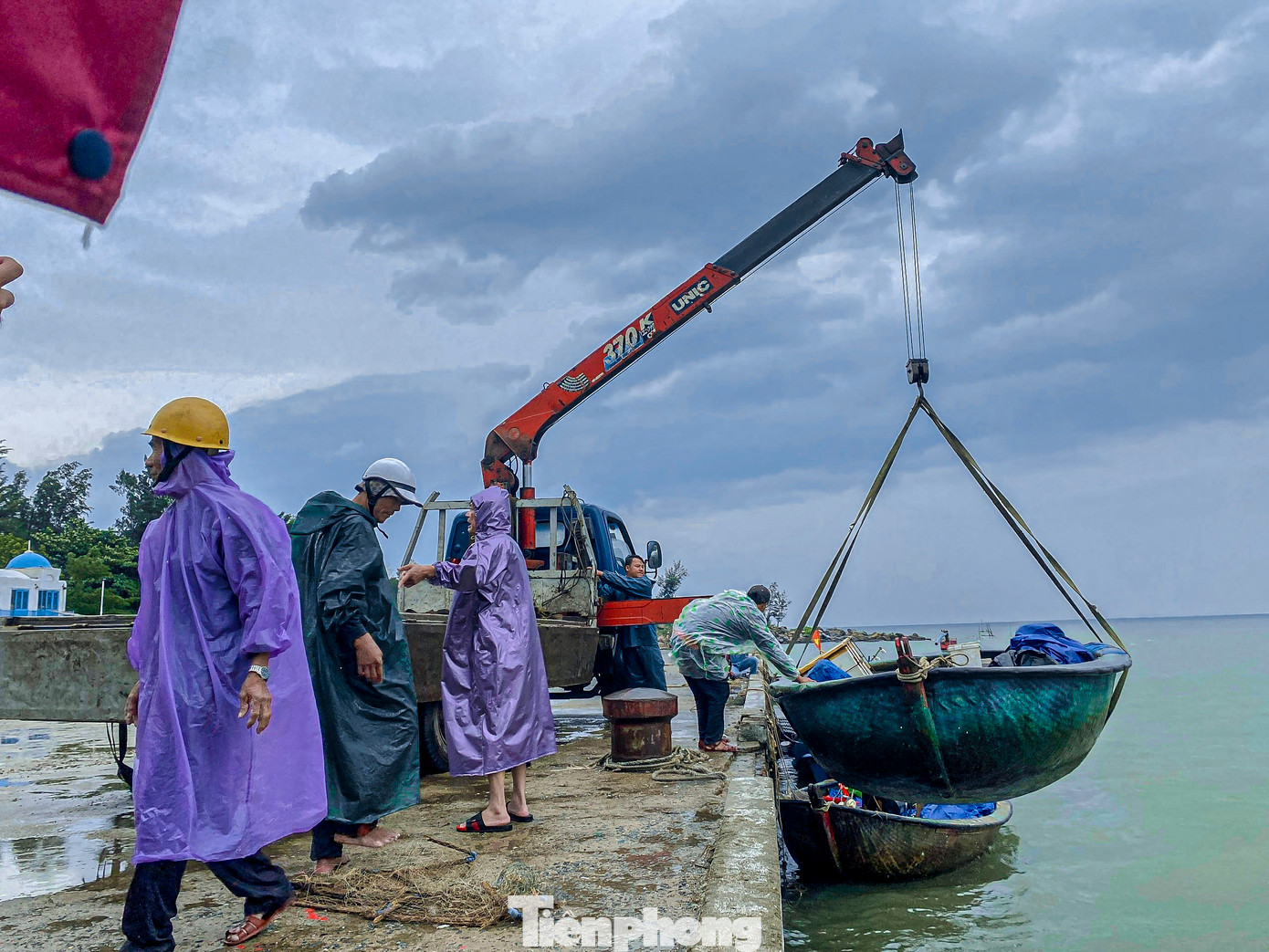 Theo ghi nhận của Tiền Phong, sáng 26/10, trước diễn biến phức tạp của bão số 6, nhiều ngư dân vùng ven biển Đà Nẵng tất bật thuê xe cẩu đưa tàu thuyền lên bờ để tránh bão. Theo ghi nhận của Tiền Phong, sáng 26/10, trước diễn biến phức tạp của bão số 6, nhiều ngư dân vùng ven biển Đà Nẵng tất bật thuê xe cẩu đưa tàu thuyền lên bờ để tránh bão.