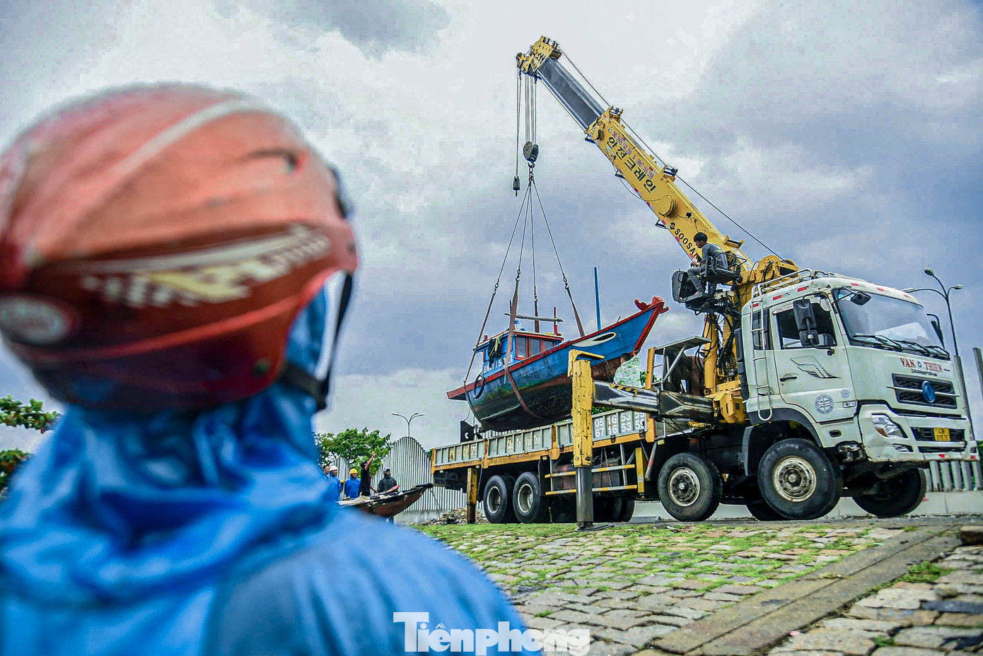 Chi phí thuê xe cẩu chuyển tàu thuyền lên bờ tùy thuộc vào kích cỡ, dao động từ 300.000 - 500.000 đồng/lượt. Chi phí thuê xe cẩu chuyển tàu thuyền lên bờ tùy thuộc vào kích cỡ, dao động từ 300.000 - 500.000 đồng/lượt.