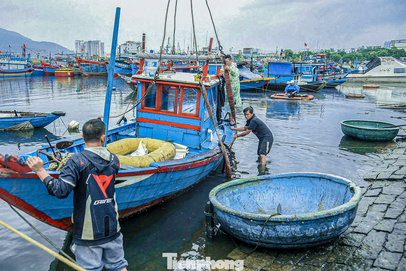 Chi phí thuê xe cẩu chuyển tàu thuyền lên bờ tùy thuộc vào kích cỡ, dao động từ 300.000 - 500.000 đồng/lượt. Chi phí thuê xe cẩu chuyển tàu thuyền lên bờ tùy thuộc vào kích cỡ, dao động từ 300.000 - 500.000 đồng/lượt.