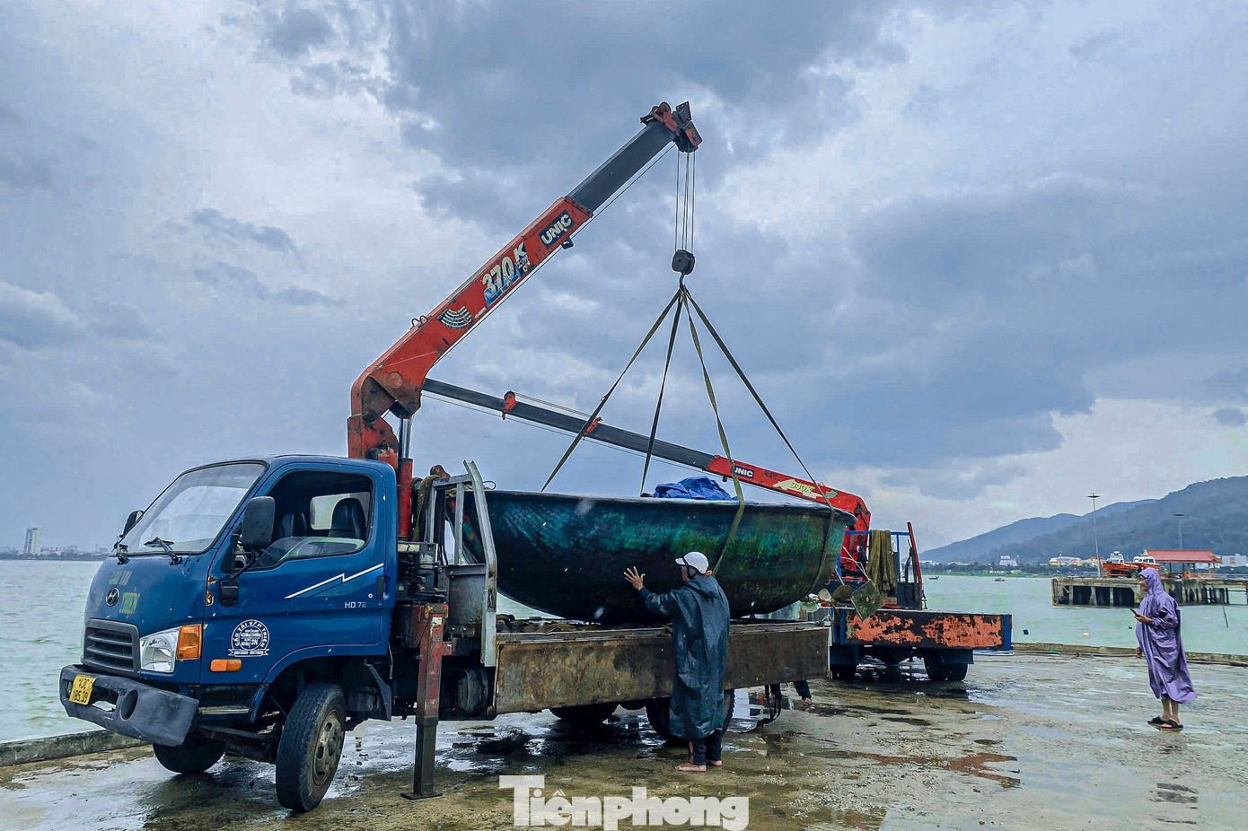 Tàu thuyền được ngư dân đưa về nằm dọc vỉa hè tuyến đường Hoàng Sa. Tàu thuyền được ngư dân đưa về nằm dọc vỉa hè tuyến đường Hoàng Sa.