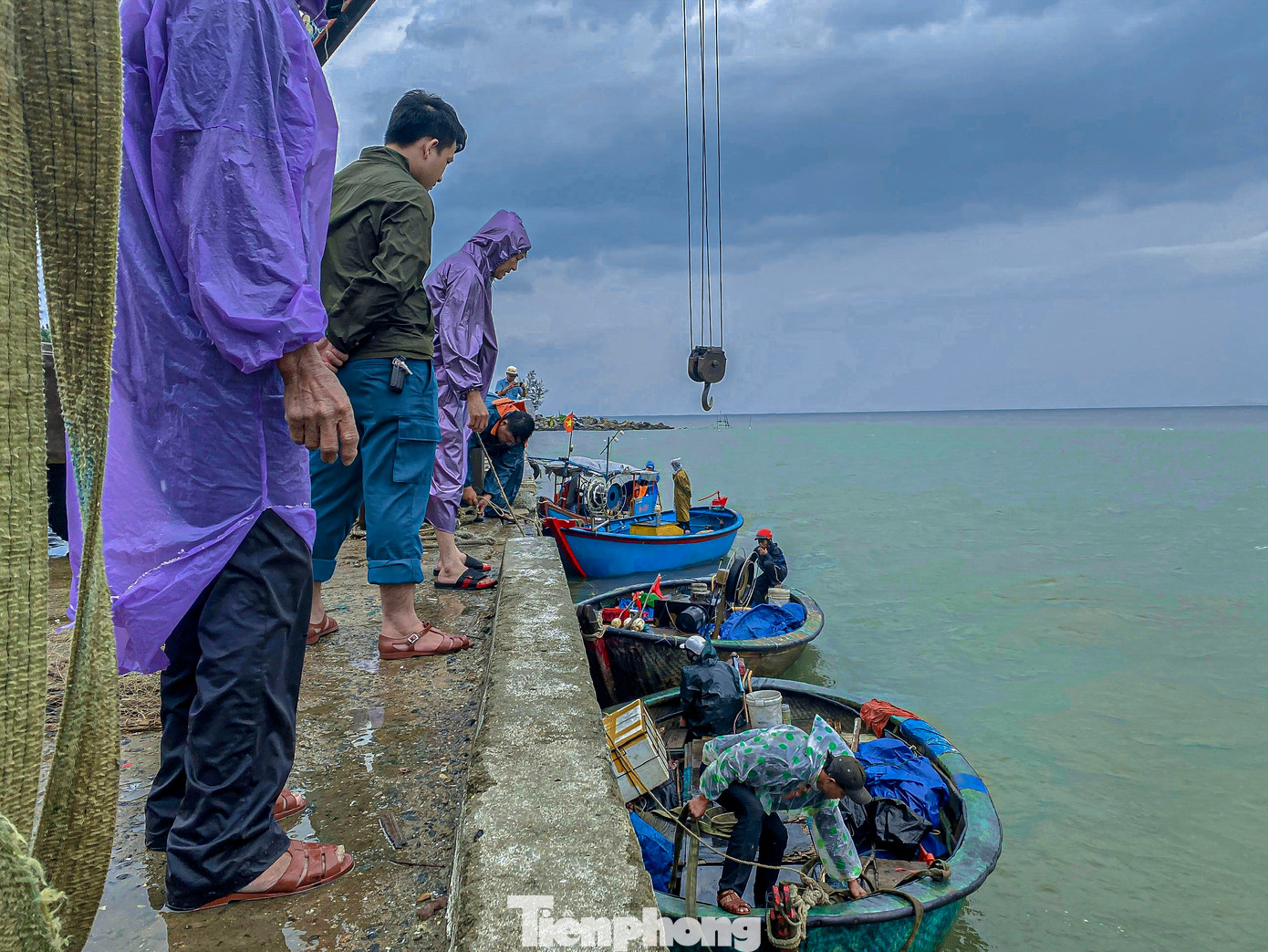 Nhiều ngư dân cho biết, việc đưa tàu thuyền lên bờ là cần thiết nhằm đảm bảo an toàn tài sản, tránh những thiệt hại không đáng có khi bão đổ bộ. Tại khu vực ven biển Thọ Quang, các ngư dân đánh bắt gần bờ đã thuê xe cẩu để di chuyển tàu, thuyền đến nơi trú ẩn. Nhiều ngư dân cho biết, việc đưa tàu thuyền lên bờ là cần thiết nhằm đảm bảo an toàn tài sản, tránh những thiệt hại không đáng có khi bão đổ bộ. Tại khu vực ven biển Thọ Quang, các ngư dân đánh bắt gần bờ đã thuê xe cẩu để di chuyển tàu, thuyền đến nơi trú ẩn.