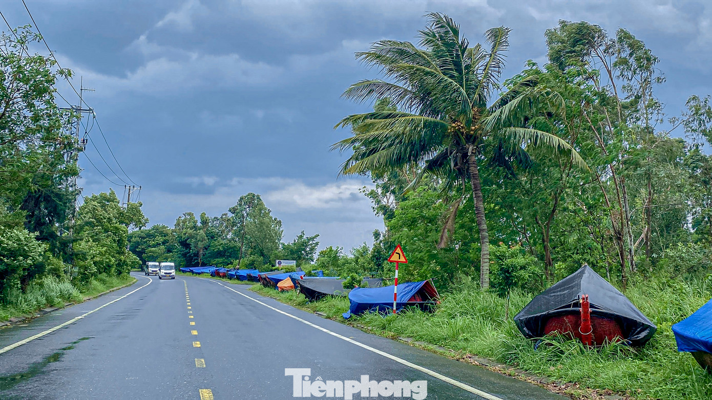 Tàu thuyền được ngư dân đưa về nằm dọc vỉa hè tuyến đường Hoàng Sa. Tàu thuyền được ngư dân đưa về nằm dọc vỉa hè tuyến đường Hoàng Sa.