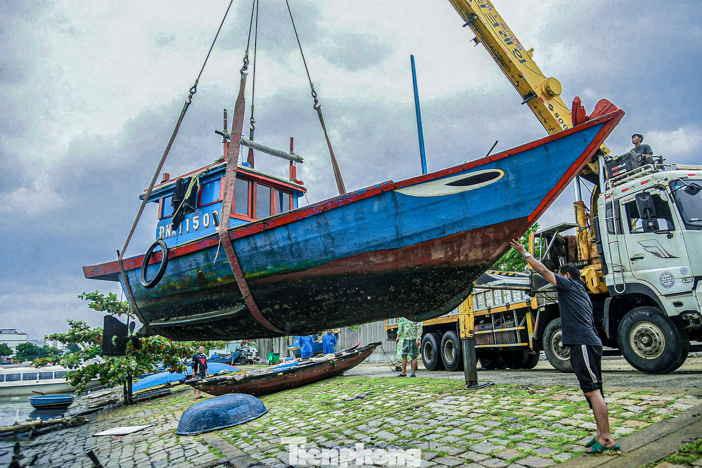 Ngư dân Trần Văn Ánh (trú phường Thọ Quang, quận Sơn Trà) chia sẻ, dù đã có nhiều năm kinh nghiệm đối phó với bão, anh vẫn không chủ quan. “Cơn bão Trà Mi có diễn biến phức tạp nên không thể lơ là. Trước đó, chúng tôi đã đưa tàu vào bờ để neo đậu an toàn, nhưng vẫn không yên tâm nên thuê xe cẩu đưa lên bờ để cho chắc ăn,” anh Ánh nói. Ngư dân Trần Văn Ánh (trú phường Thọ Quang, quận Sơn Trà) chia sẻ, dù đã có nhiều năm kinh nghiệm đối phó với bão, anh vẫn không chủ quan. “Cơn bão Trà Mi có diễn biến phức tạp nên không thể lơ là. Trước đó, chúng tôi đã đưa tàu vào bờ để neo đậu an toàn, nhưng vẫn không yên tâm nên thuê xe cẩu đưa lên bờ để cho chắc ăn,” anh Ánh nói.