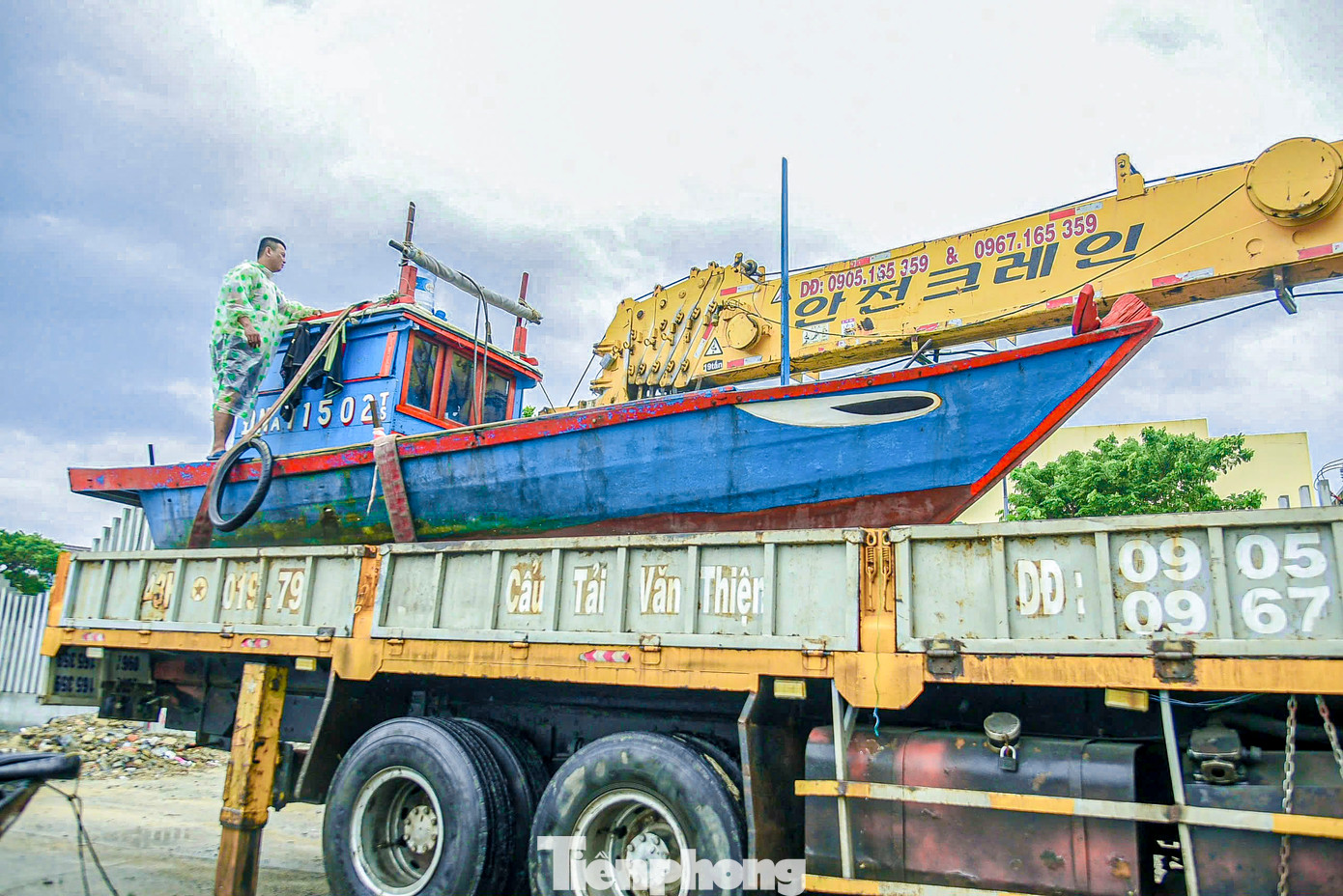 Tàu thuyền được ngư dân đưa về nằm dọc vỉa hè tuyến đường Hoàng Sa. Tàu thuyền được ngư dân đưa về nằm dọc vỉa hè tuyến đường Hoàng Sa.