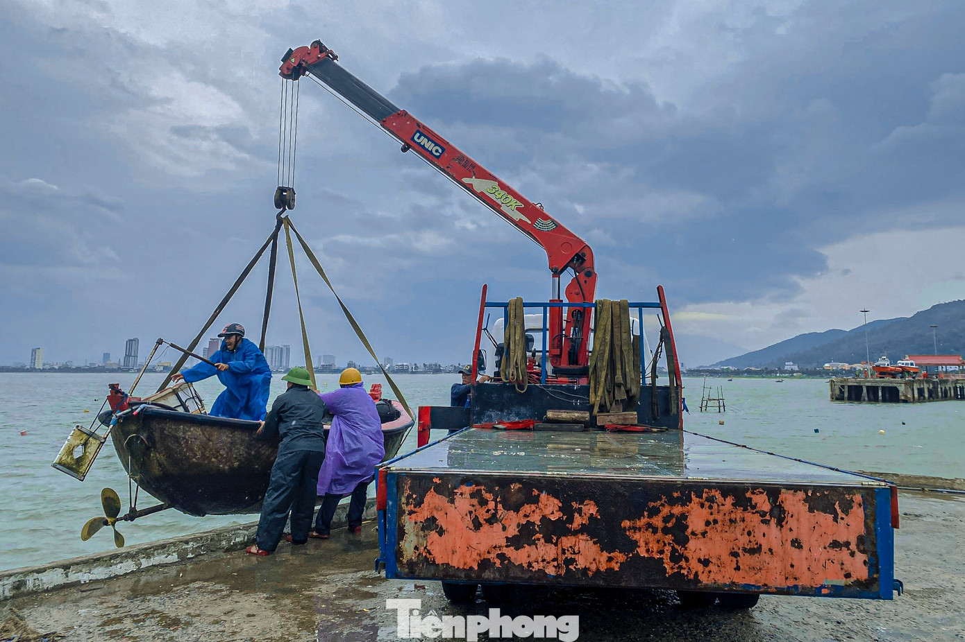 Chi phí thuê xe cẩu chuyển tàu thuyền lên bờ tùy thuộc vào kích cỡ, dao động từ 300.000 - 500.000 đồng/lượt. Chi phí thuê xe cẩu chuyển tàu thuyền lên bờ tùy thuộc vào kích cỡ, dao động từ 300.000 - 500.000 đồng/lượt.