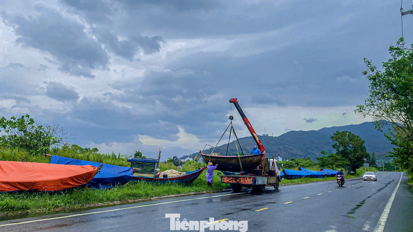 Tàu thuyền được ngư dân đưa về nằm dọc vỉa hè tuyến đường Hoàng Sa. Tàu thuyền được ngư dân đưa về nằm dọc vỉa hè tuyến đường Hoàng Sa.