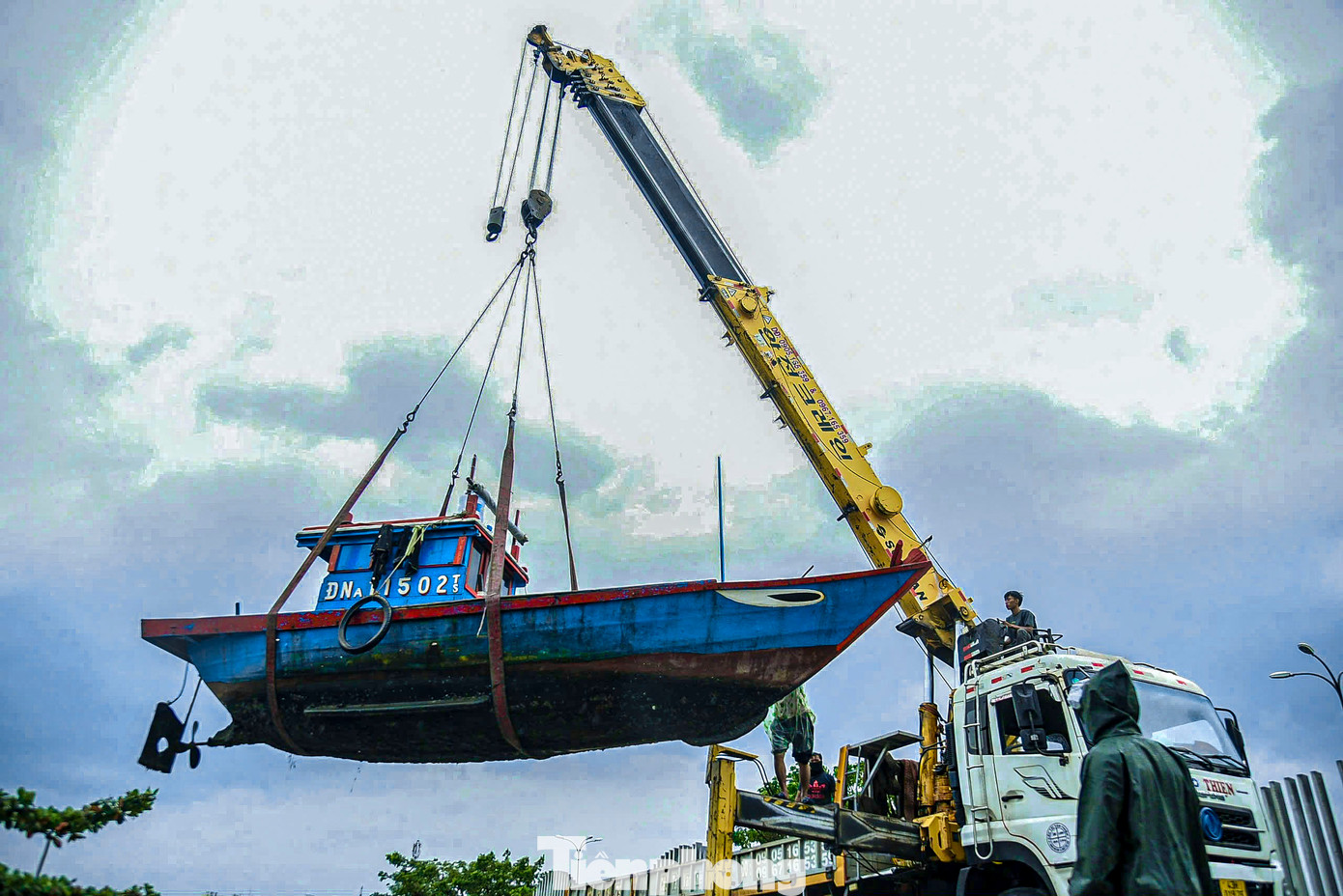 Theo anh Ánh, bão số 6 dự kiến mang theo mưa lớn, các loại thuyền nhỏ như thuyền thúng dễ bị ngập nước, hư hỏng. Do đó, việc đưa tàu thuyền lên bờ là biện pháp an toàn. Theo anh Ánh, bão số 6 dự kiến mang theo mưa lớn, các loại thuyền nhỏ như thuyền thúng dễ bị ngập nước, hư hỏng. Do đó, việc đưa tàu thuyền lên bờ là biện pháp an toàn.