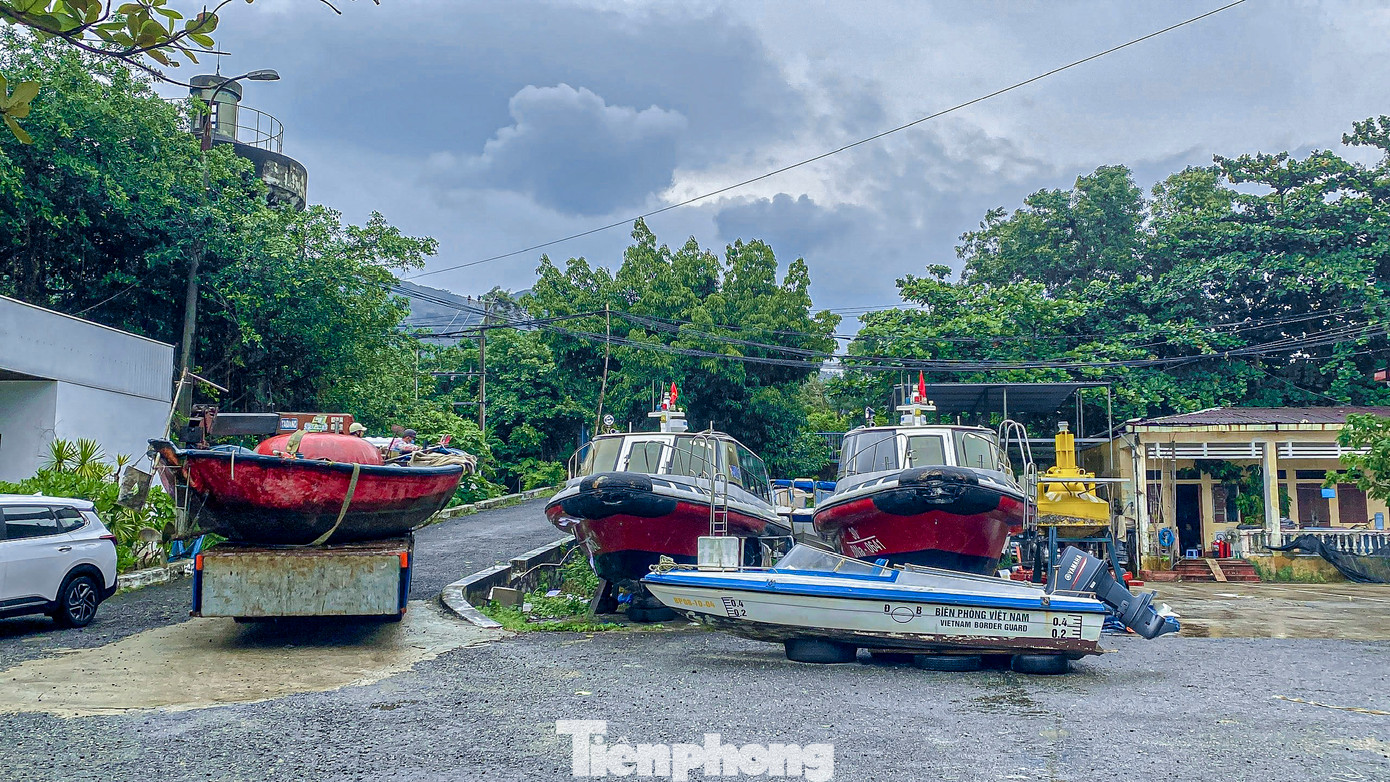 Để ứng phó với bão số 6, Bộ Chỉ huy Bộ đội Biên phòng thành phố Đà Nẵng đã yêu cầu ngừng mọi hoạt động khai thác trên biển, cấm tàu thuyền xuất bến nhằm đảm bảo an toàn cho người và phương tiện. Để ứng phó với bão số 6, Bộ Chỉ huy Bộ đội Biên phòng thành phố Đà Nẵng đã yêu cầu ngừng mọi hoạt động khai thác trên biển, cấm tàu thuyền xuất bến nhằm đảm bảo an toàn cho người và phương tiện.