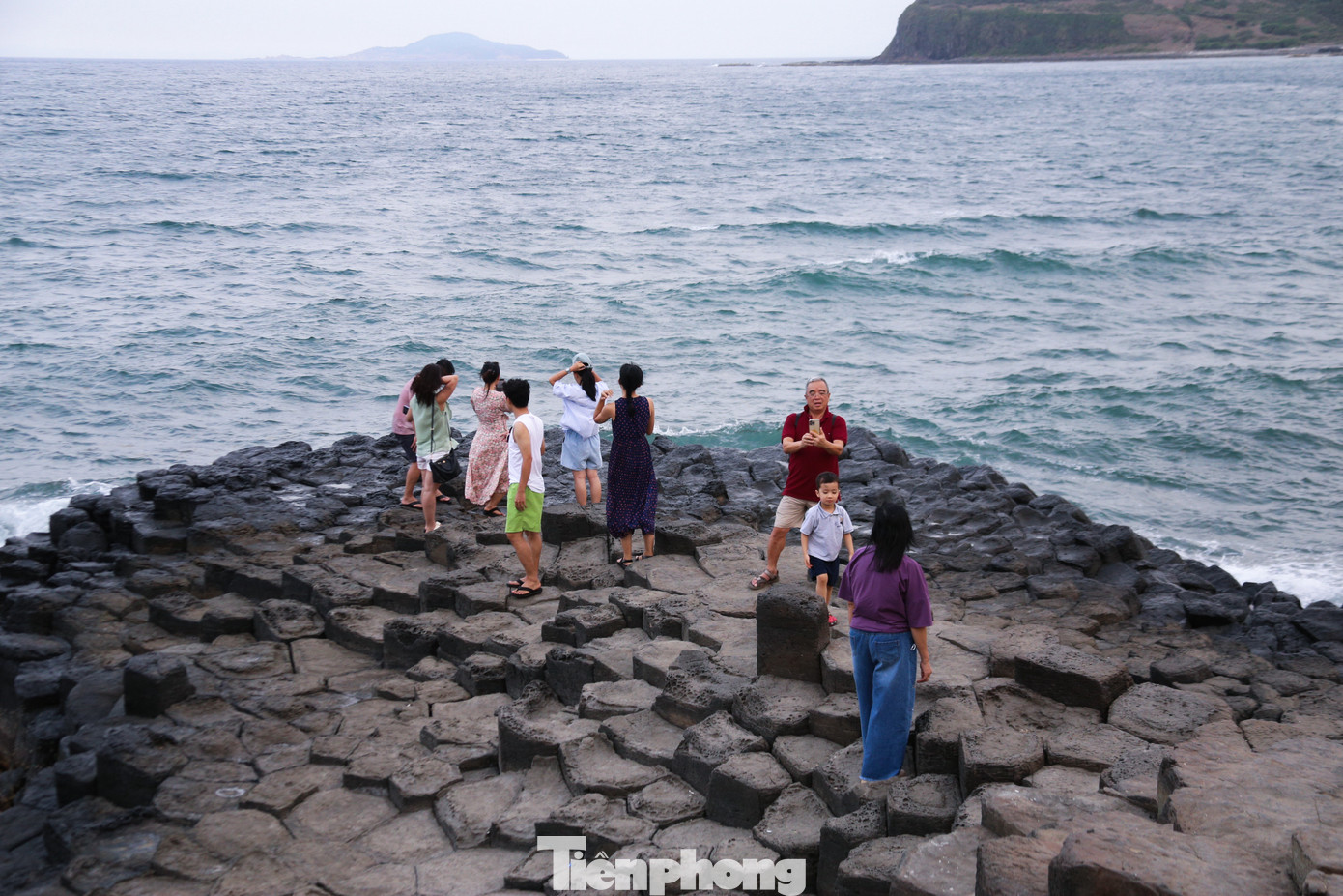 Không chỉ bãi biển, các địa điểm “hot” tại Phú Yên như tháp Nghinh Phong, gành Đá Đĩa cũng thu hút du khách đến tham quan, check-in trong kỳ nghỉ lễ của mình.