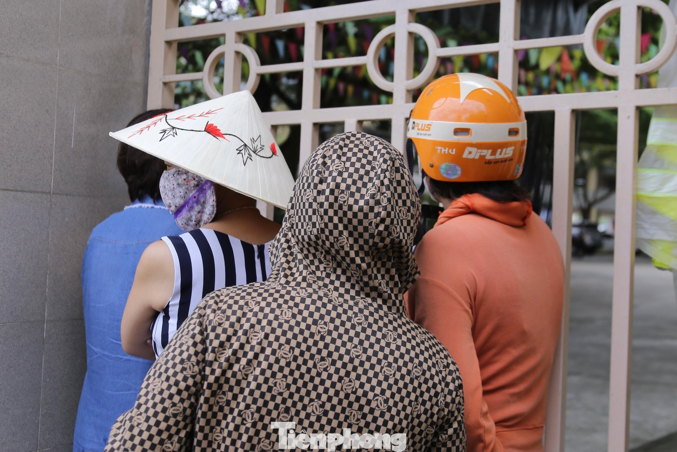 Nhiều phụ huynh đứng ngồi không yên, ngóng chờ con mình trước cổng trường.