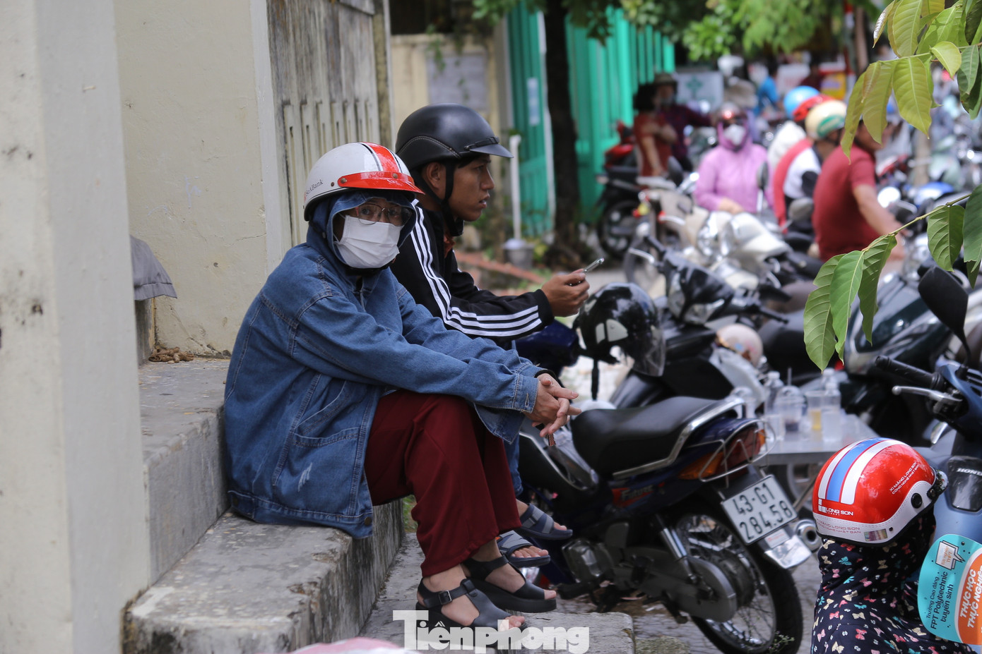 Nhiều phụ huynh đứng ngồi không yên, ngóng chờ con mình trước cổng trường.