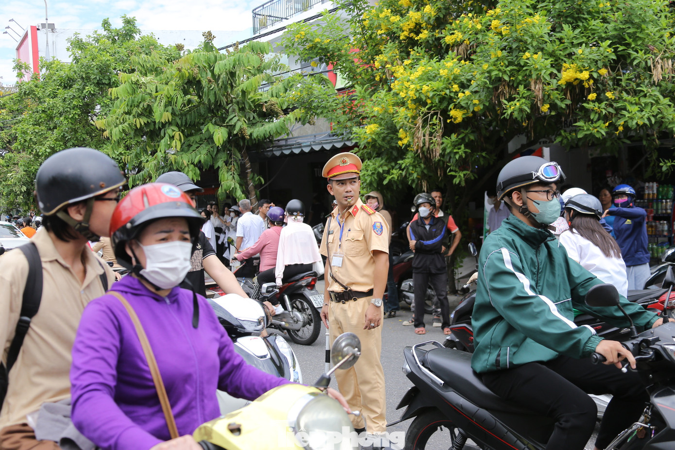 Lực lượng công an phải liên tục điều tiết xe, đảm bảo an toàn cho thí sinh cũng như người đi đường.