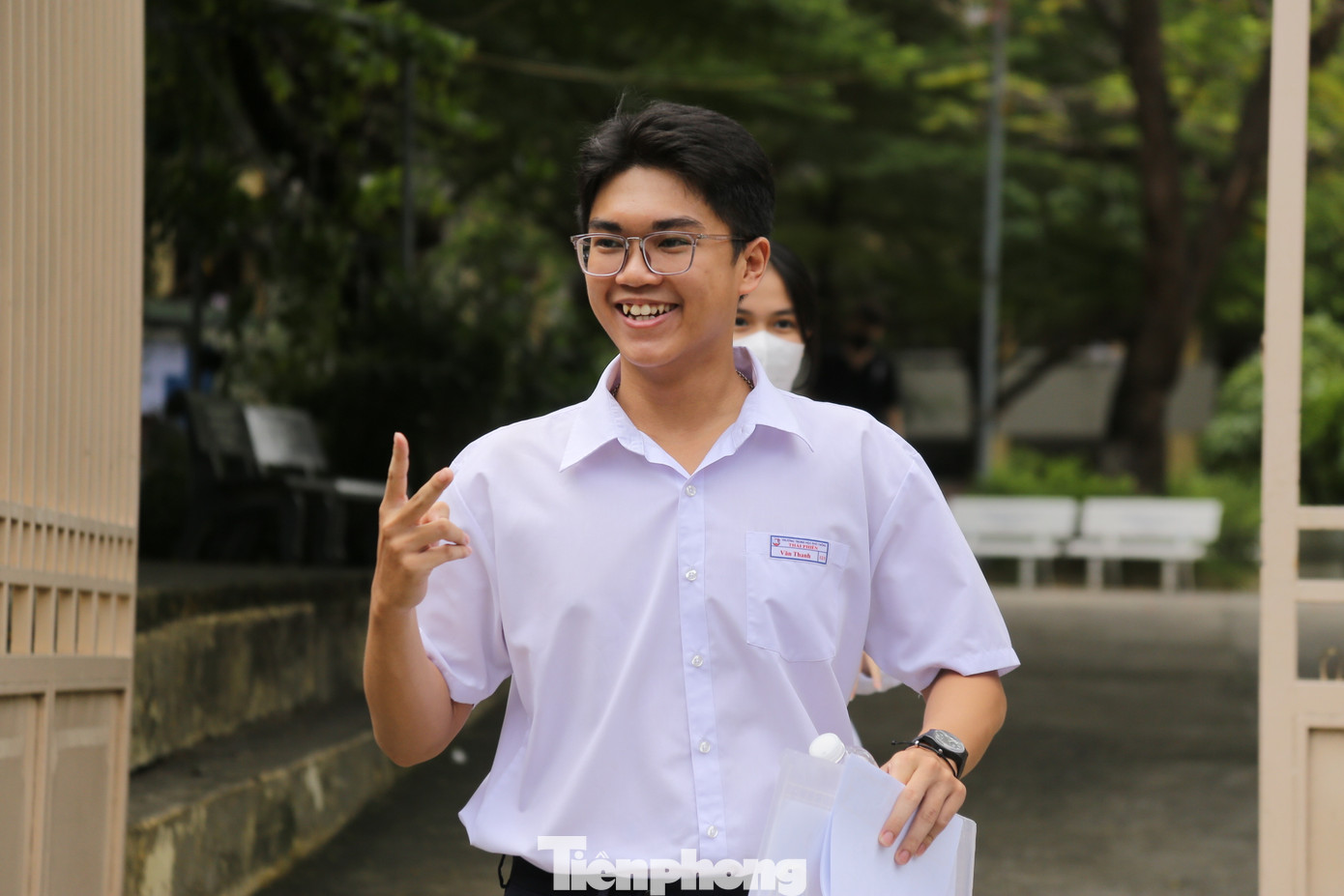 Nhiều thí sinh khi bước ra khỏi phòng thi với nụ cười tươi, vui vẻ khi làm bài tốt trong môn thi đầu tiên.