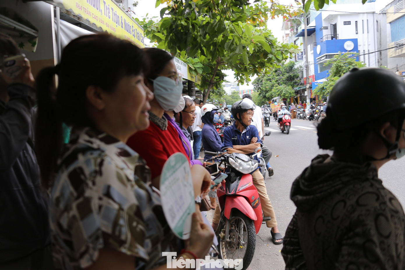 Sự lo lắng luôn thể hiện trên gương mặt của nhiều phụ huynh khi đứng chờ con mình.