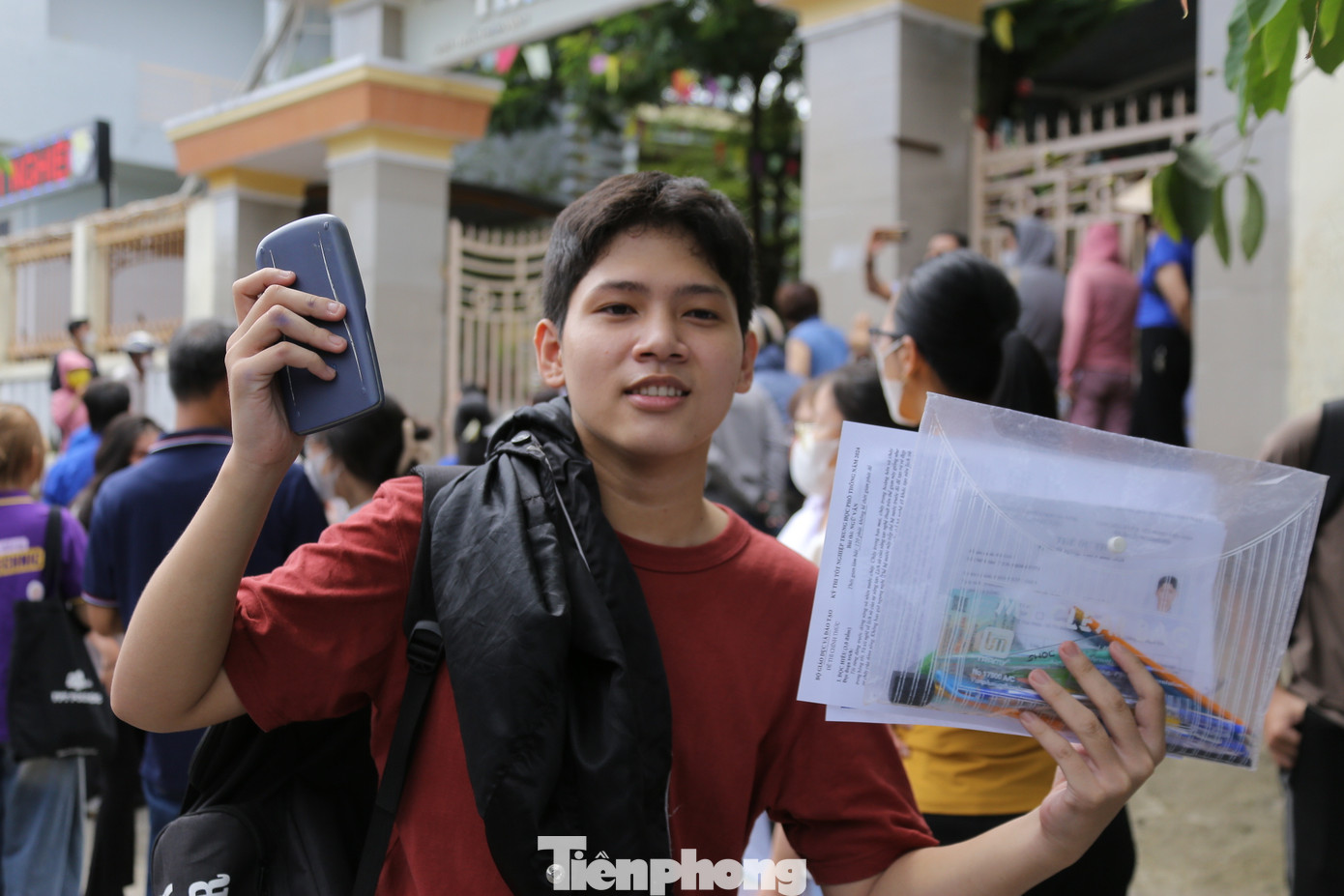 Nhiều thí sinh khi bước ra khỏi phòng thi với nụ cười tươi, vui vẻ khi làm bài tốt trong môn thi đầu tiên.