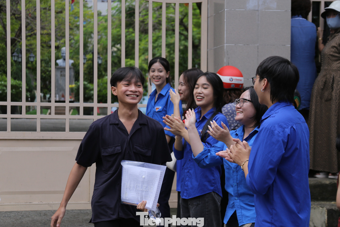 Các tình nguyện viên tiếp nước, chúc mừng những thí sinh hoàn thành bài thi sớm.