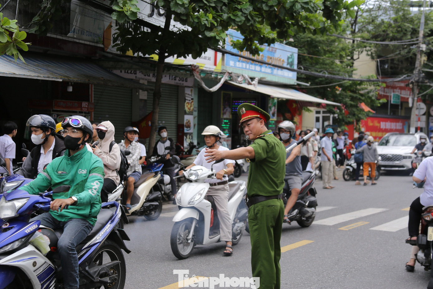 Lực lượng công an phải liên tục điều tiết xe, đảm bảo an toàn cho thí sinh cũng như người đi đường.