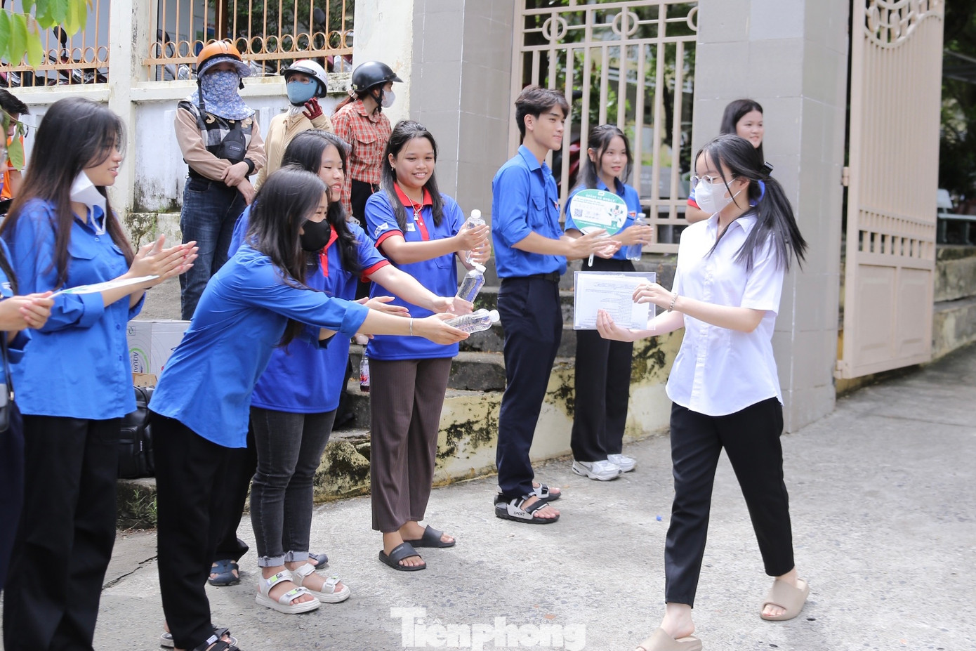Các tình nguyện viên tiếp nước, chúc mừng những thí sinh hoàn thành bài thi sớm.