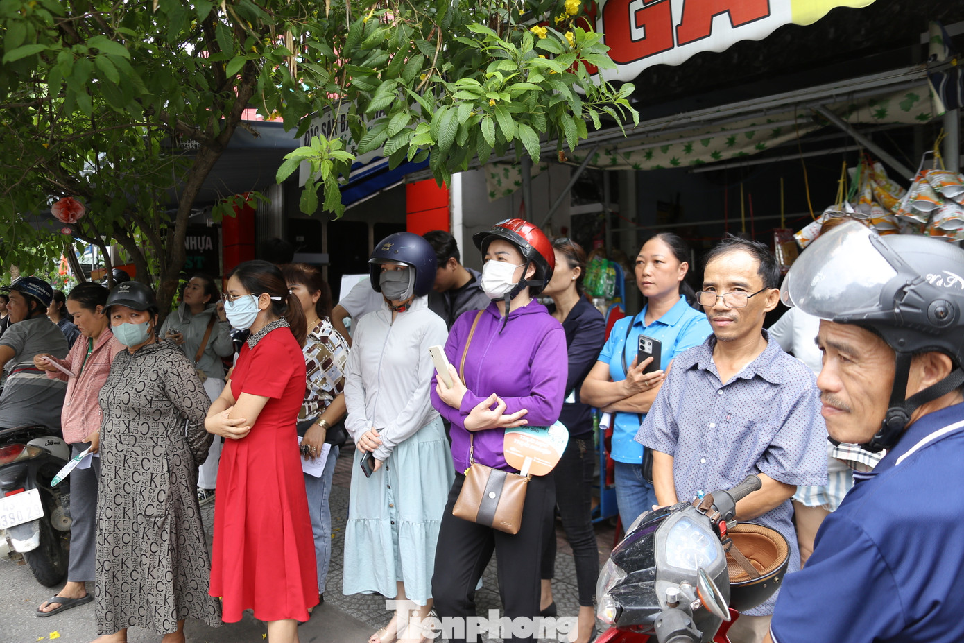 Sự lo lắng luôn thể hiện trên gương mặt của nhiều phụ huynh khi đứng chờ con mình.