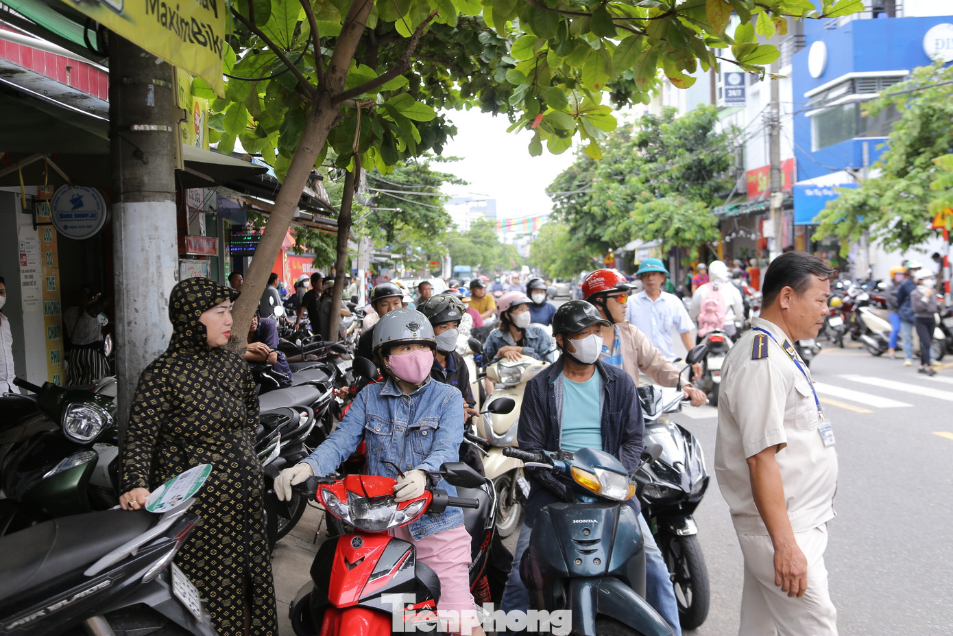 Sự lo lắng luôn thể hiện trên gương mặt của nhiều phụ huynh khi đứng chờ con mình.