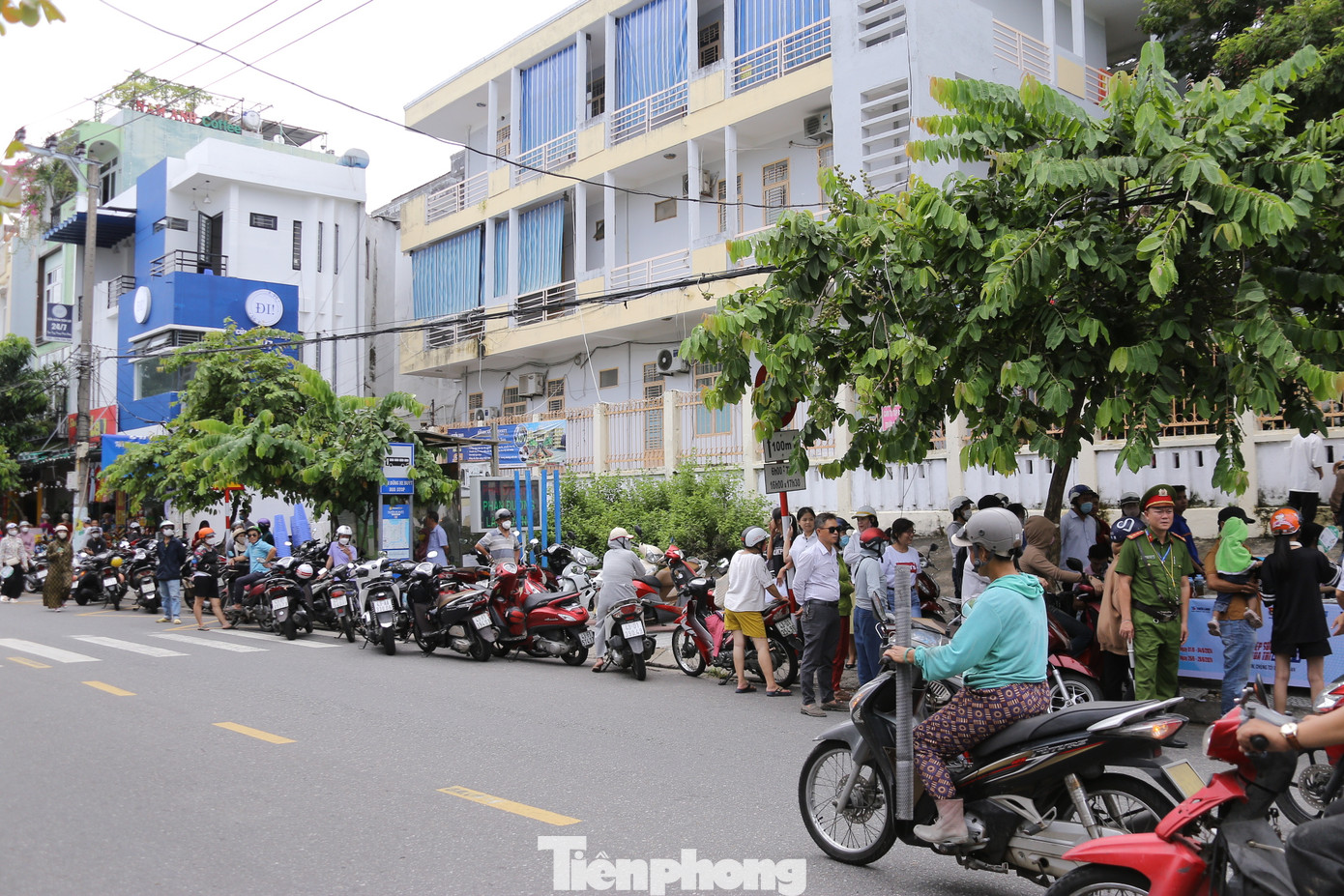 Ghi nhận của phóng viên, sáng 27/6, các thí sinh vào dự thi môn Ngữ văn của kỳ thi THPT 2024. Tại điểm trường THPT Thái Phiên (quận Thanh Khê, TP. Đà Nẵng) hàng trăm phụ huynh thấp thỏm, đứng ngồi không yên khi con bước vào môn thi đầu tiên của mình.