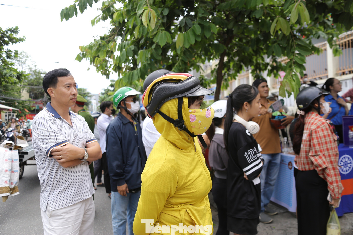 Trong khi đó, để đồng hành cùng con, chị Nguyễn Trần Ngọc Hân cả đêm không ngủ, chị phải dậy từ 4h sáng để chuẩn bị đồ ăn nhẹ, rà soát các đồ dùng cần thiết cho kỳ thi của con mình. “Sợ con quên đồ dùng nên mình phải dậy thật sớm kiểm tra, hỏi lui hỏi tới để tránh thiếu sót. Con gái tôi rất chịu khó học hành nên tôi rất an tâm”, chị Hân cho biết.