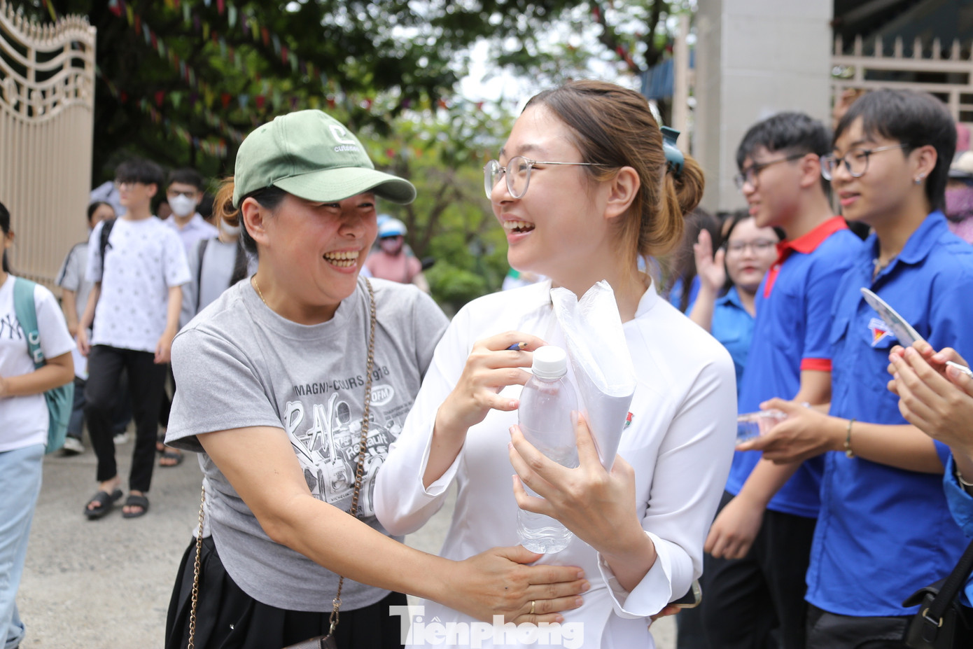 Chị Ánh vỡ òa trong niềm vui, hạnh phúc khi nghe con mình làm bài tốt.