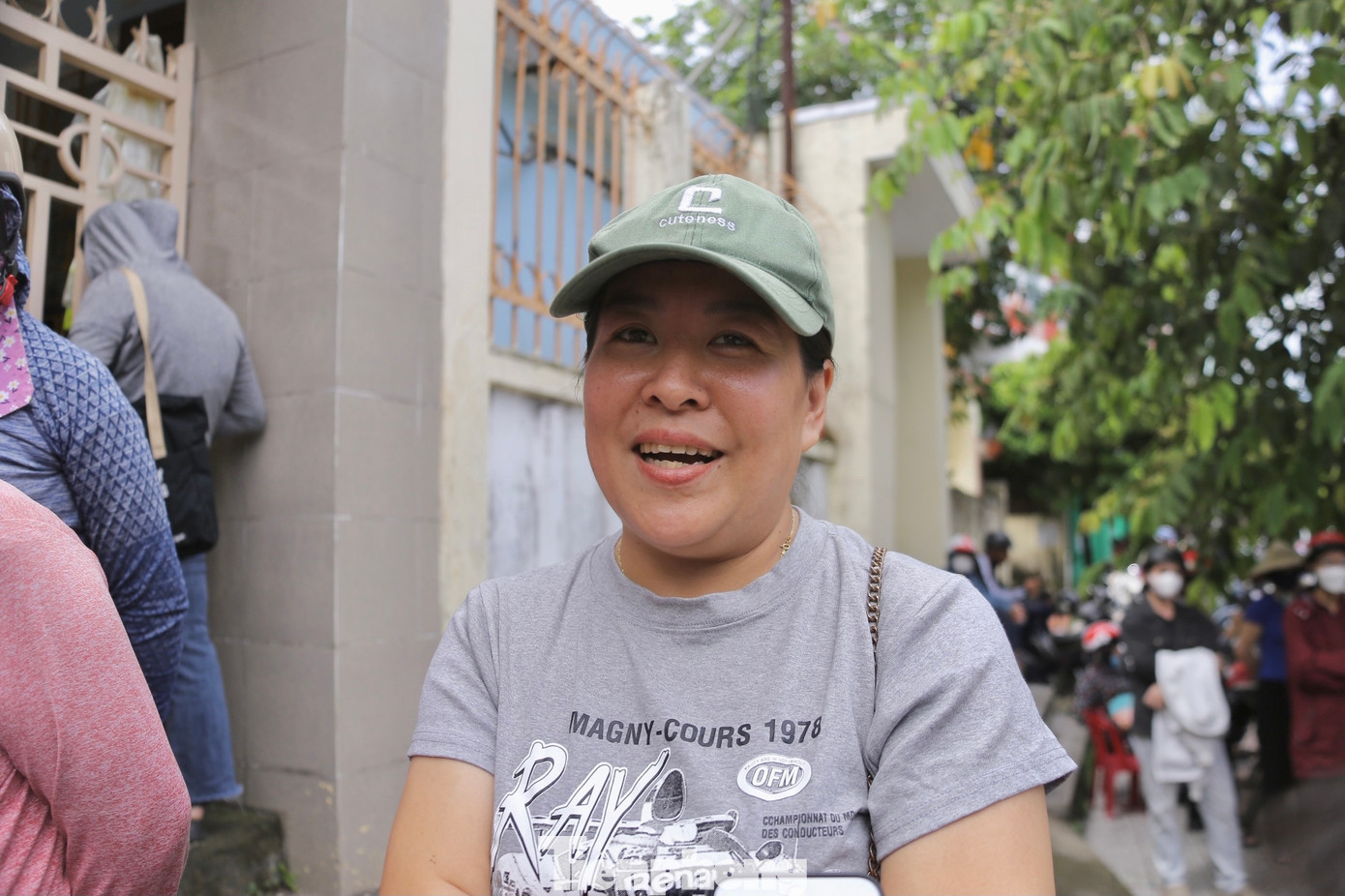 Chị Đinh Thị Ngọc Ánh (52 tuổi, phụ huynh thí sinh) cho biết: Nghe con đi thi mà lòng mình cứ thấp thỏm, lo lắng không biết con thi có tốt, học có trúng đề thi hay không. “Tôi muốn đợi con đến khi thi xong và sẽ chờ ở đây để làm chỗ dựa cho con mình. Tôi và chồng luôn động viên chứ không gây áp lực để con có thể làm bài tốt nhất. Dẫu vậy, tôi cũng rất lo lắng, hồi hộp khi con bước vào phòng thi môn đầu tiên trong sáng nay”, chị Ngọc Ánh chia sẻ.