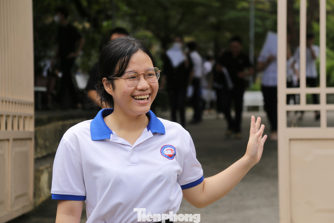 Nhiều thí sinh khi bước ra khỏi phòng thi với nụ cười tươi, vui vẻ khi làm bài tốt trong môn thi đầu tiên.