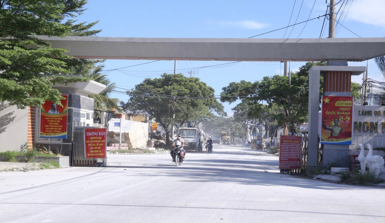 Thiếu niên 16 tuổi bị điện giật tử vong khi đang học nghề điêu khắc ở Làng đá mỹ nghệ Non Nước. Ảnh: Duy Quốc.