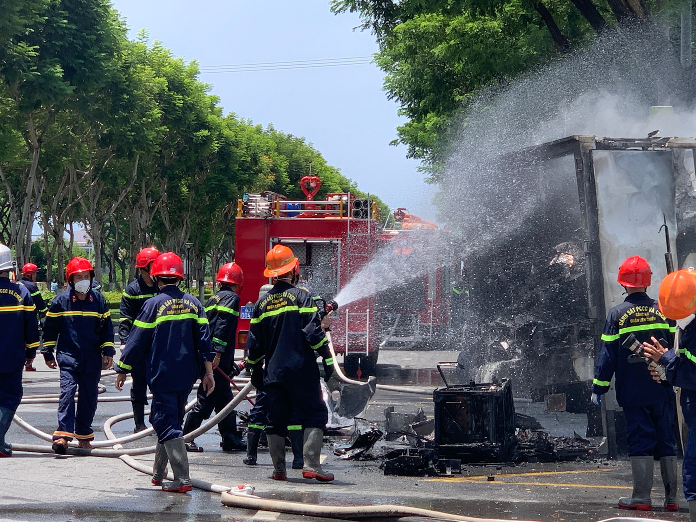 Lực lượng chức năng đã có mặt ở hiện trường để khống chế vụ cháy.