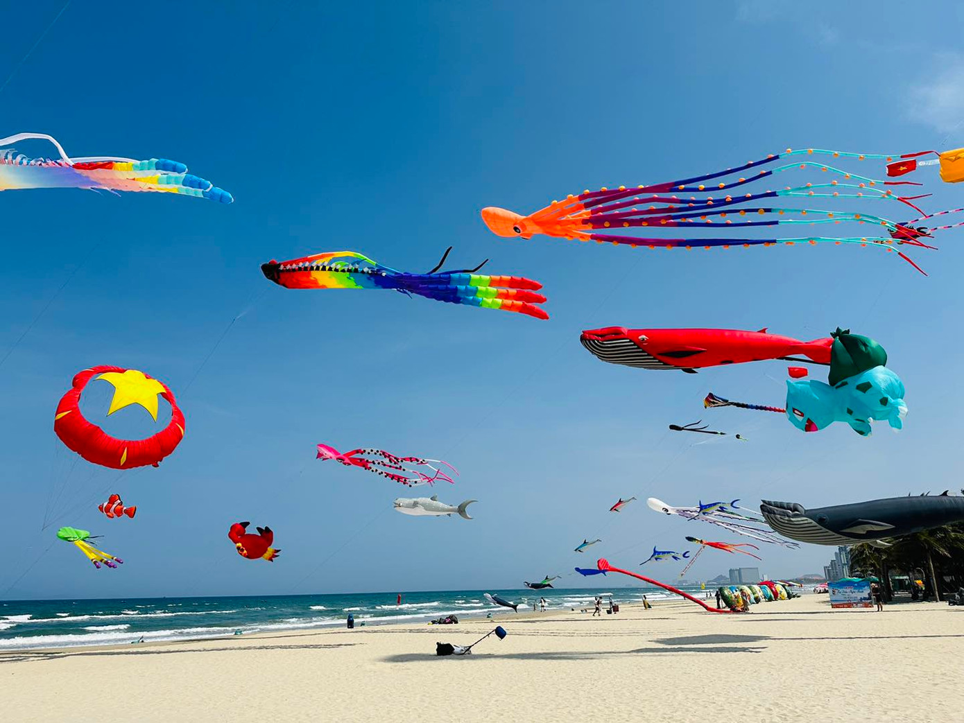 Đà Nẵng có nhiều hoạt động trên biển phục vụ người dân và du khách dịp lễ 30/4-1/5. Đà Nẵng có nhiều hoạt động trên biển phục vụ người dân và du khách dịp lễ 30/4-1/5.