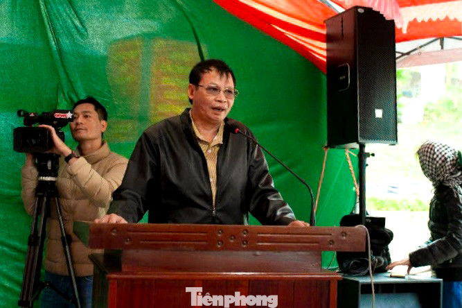 Ông Ngô Đình Mẫn - Phó Chủ tịch thường trực UBND huyện Lý Sơn, cảm ơn tình cảm quý báu mà đoàn công tác dành tặng cho cán bộ, chiến sĩ, quân và dân huyện đảo Lý Sơn. "Huyện sẽ tiếp tục nêu cao tinh thần đoàn kết một lòng, cần cù lao động sản xuất, xây dựng huyện đảo ngày càng phát triển nhanh hơn, bền vững hơn, hiệu quả hơn trên tất cả các lĩnh vực. Đồng thời đóng góp tích cực, hiệu quả vào sự nghiệp xây dựng và bảo vệ chủ quyền trên vùng biển đảo của Tổ quốc", ông Mẫn nói.