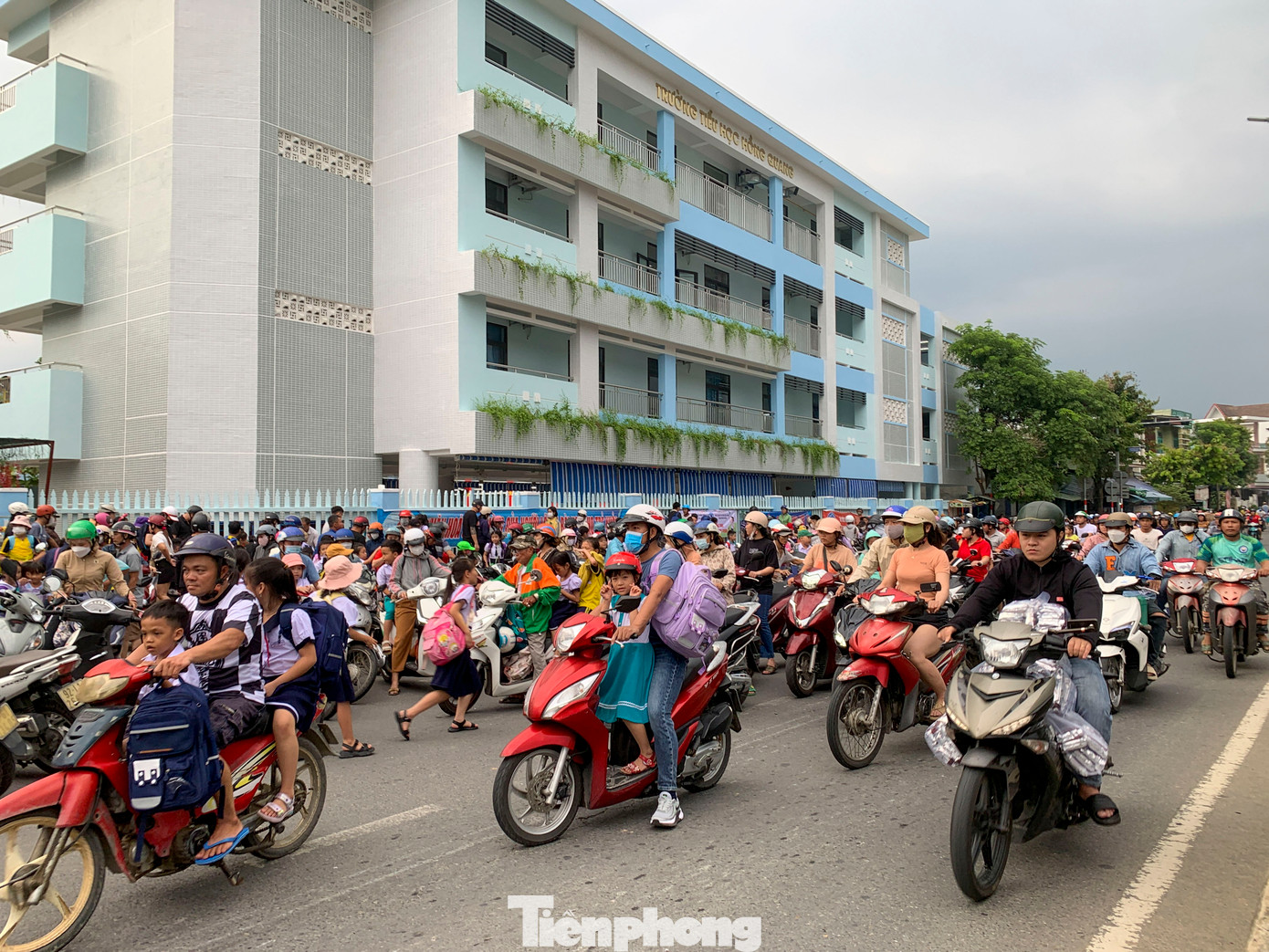 Cả tuyến đường chật kín phương tiện lưu thông.