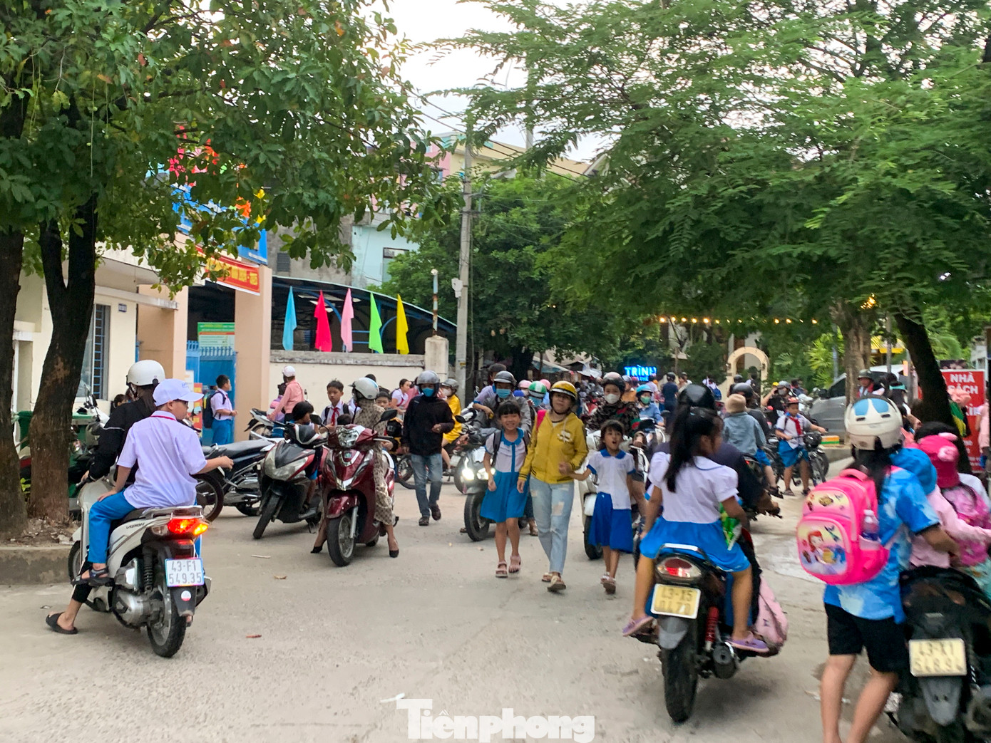 Cả tuyến đường chật kín phương tiện lưu thông.