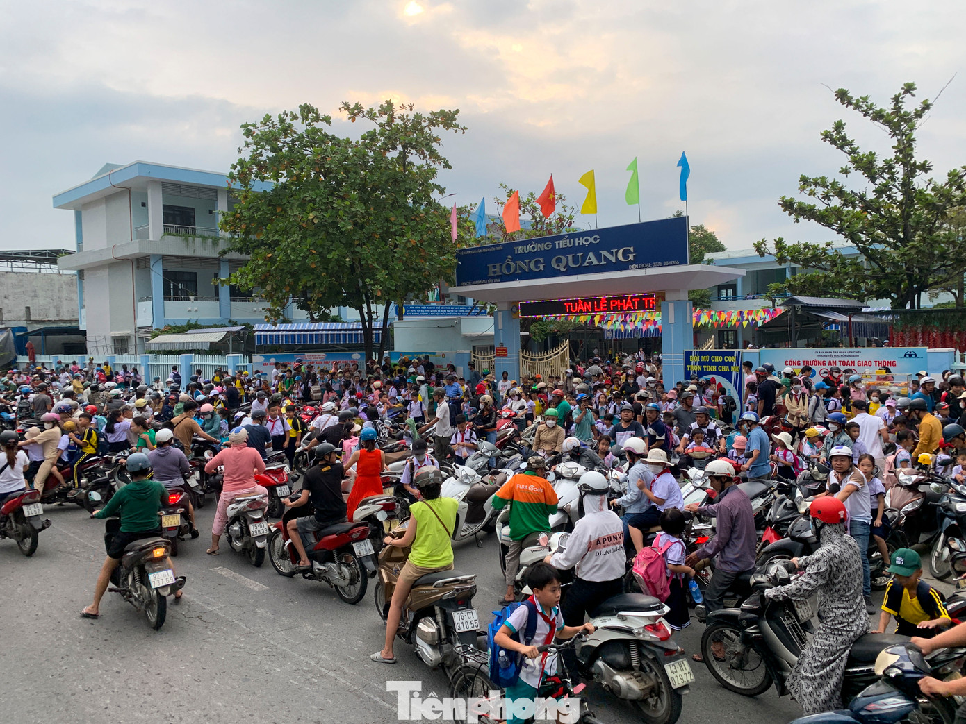 Tại các trường tiểu học: Hồng Quang, Nguyễn Văn Trỗi, Trường THCS Nguyễn Bỉnh Khiêm… (quận Liên Chiểu, TP. Đà Nẵng) thường rơi vào tình trạng ùn tắc giao thông vào cuối giờ chiều.