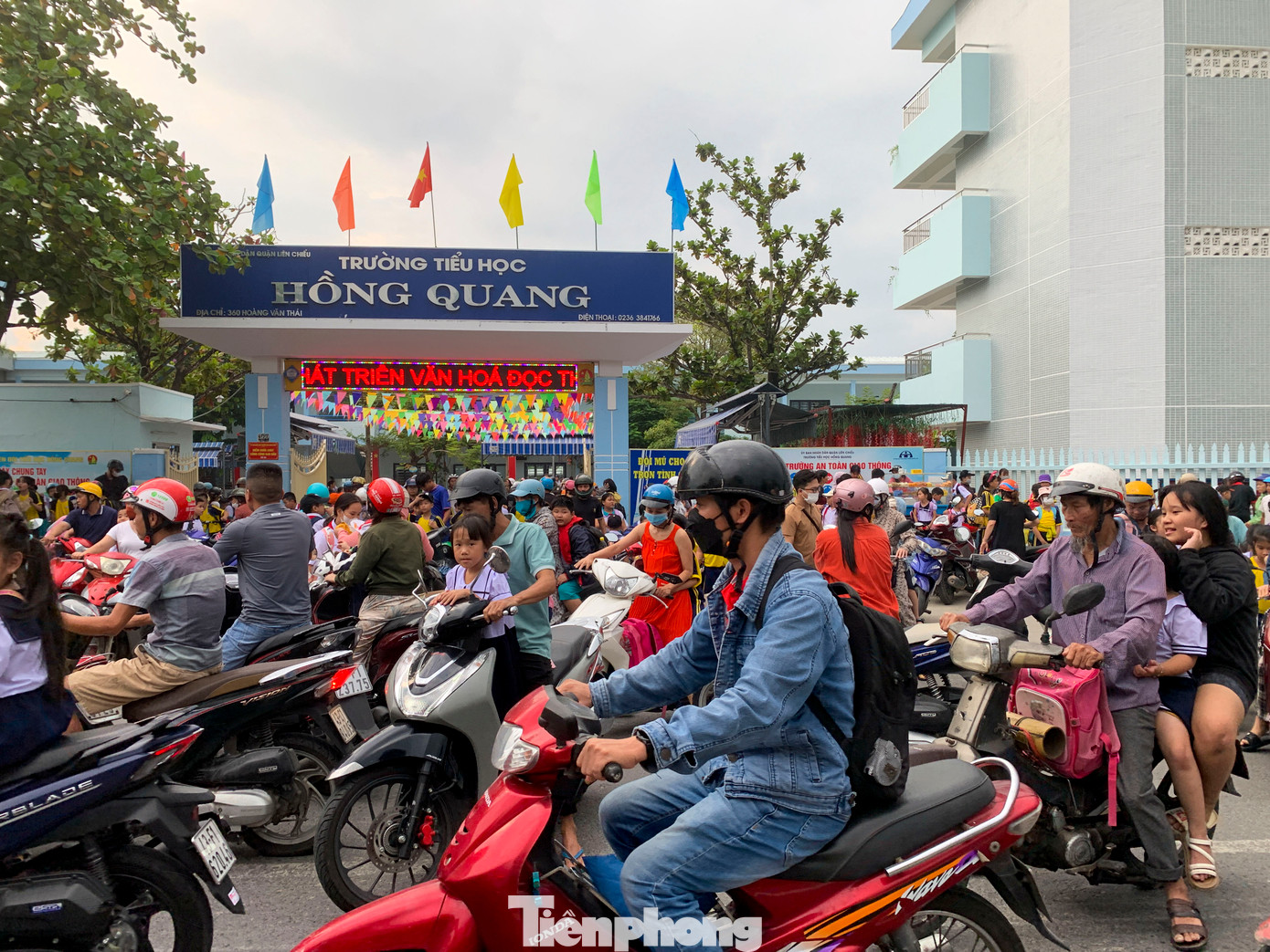 Thường xuyên lưu thông qua tuyến đường vào lúc tan học, anh Nguyễn Văn Quý (trú ở quận Liên Chiểu) bức xúc trước tình trạng ùn tắc do nhiều phụ huynh đậu, đỗ xe không đúng chỗ. "Tôi thường xuyên tan làm vào giờ này, chạy qua đây phải chen lấn nhau để đi, rất nguy hiểm. Việc nhiều người đón con dừng xe giữa lòng đường khiến phương tiện gặp khó khăn khi tham gia giao thông qua khu vực này", anh Quý nói.