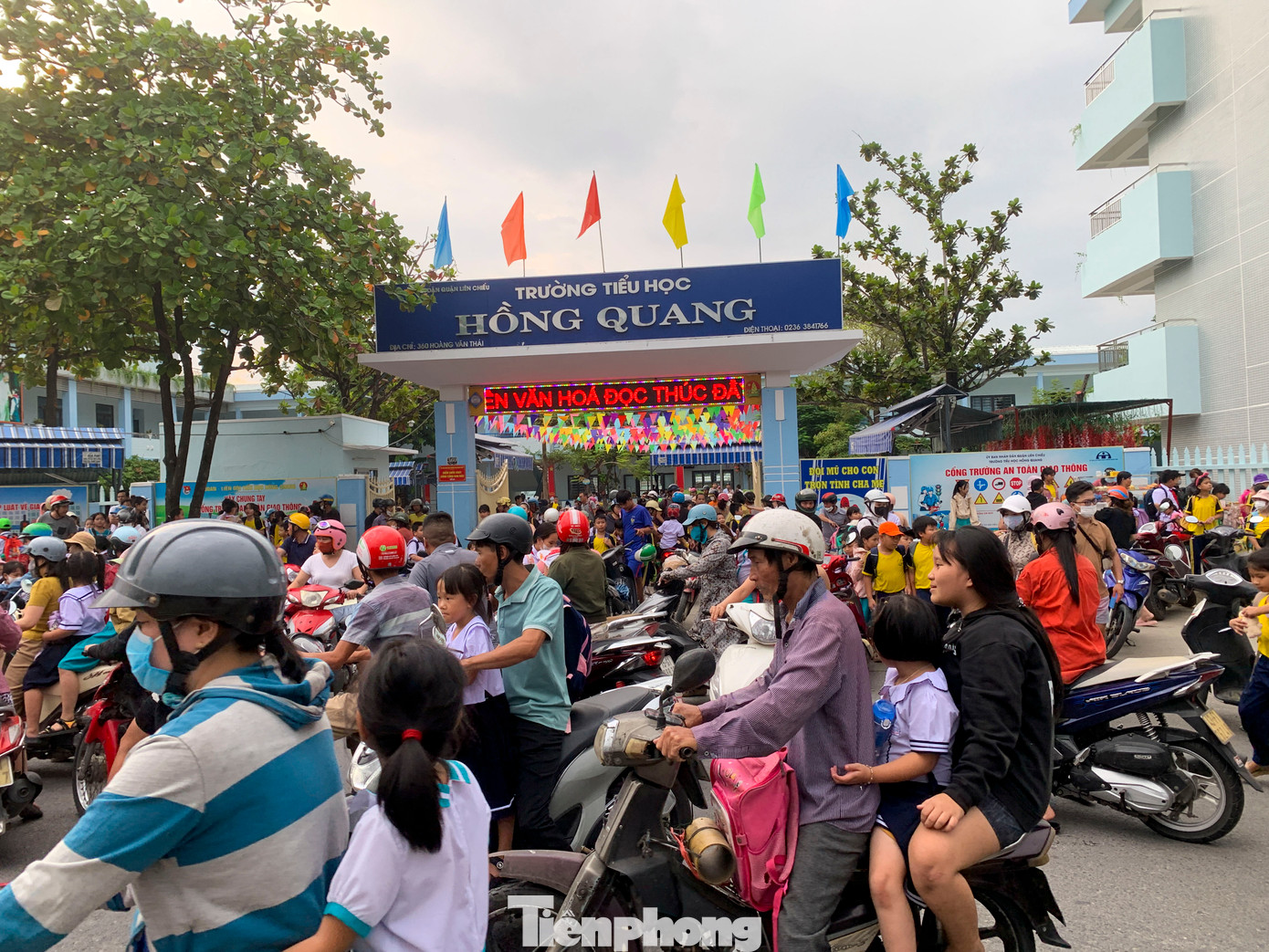 Cảnh ùn tắc giao thông tại Trường Tiểu học Hồng Quang vào cuối mỗi giờ tan học.