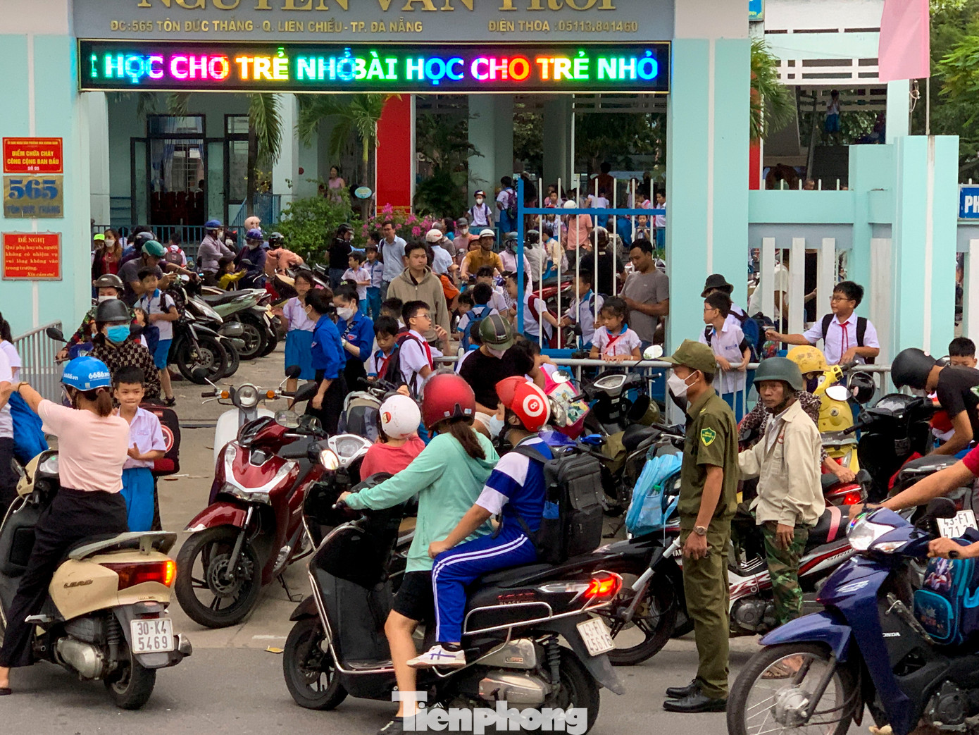 "Chúng tôi cũng bàn bạc với nhà trường để đưa ra phương án phù hợp nhất, tránh tình trạng ùn tắc giao thông vào những giờ cao điểm", Đại úy Chinh nói.