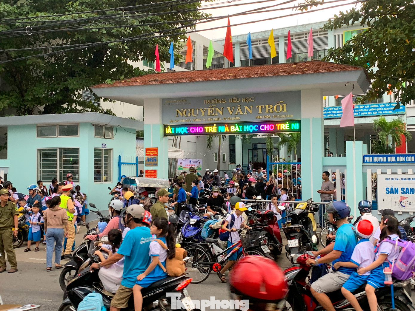 Đại úy Trần Viết Chinh - Phó Đội trưởng Đội Cảnh sát giao thông, trật tự (Công an quận Liên Chiểu) cho biết: Lực lượng chức năng thường xuyên có mặt tại các cổng trường vào mỗi giờ tan học để điều tiết giao thông. Tuy nhiên, lượng phụ huynh đón con quá đông nên gây ra rất nhiều khó khăn.