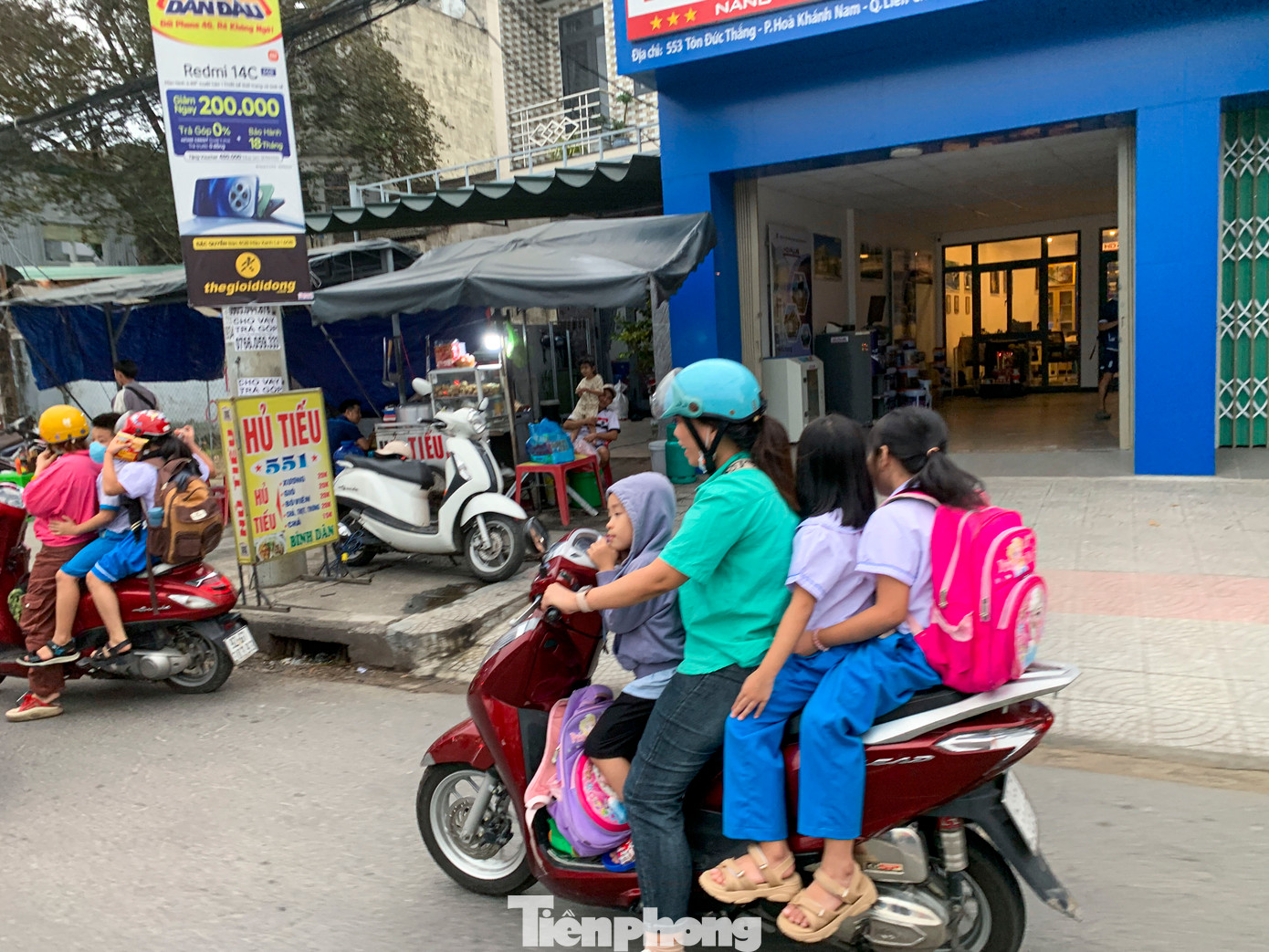 Về vấn đề phụ huynh đón con không đội mũ bảo hiểm, lực lượng cũng thường xuyên kiểm tra, xử phạt những trường hợp chạy ngược chiều, đón con không đội mũ bảo hiểm trước cổng trường để đảm bảo trật tự giao thông và đảm bảo an toàn cho nhiều người đi đường, Đại úy chinh cho biết thêm.