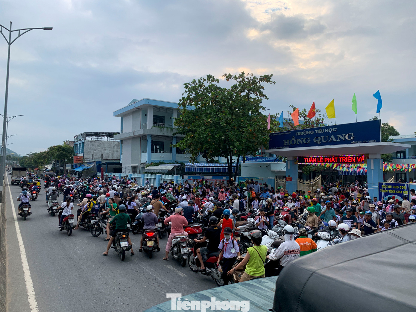 Ghi nhận của Tiền Phong, vào giờ tan học, tuyến đường Hoàng Văn Thái, Tôn Đức Thắng… có hàng trăm phương tiện xe ô tô, xe máy đỗ ở lòng, lề đường chờ đón con khiến các khu vực này luôn trong tình trạng ùn tắc, nhiều xe không có chỗ lưu thông.