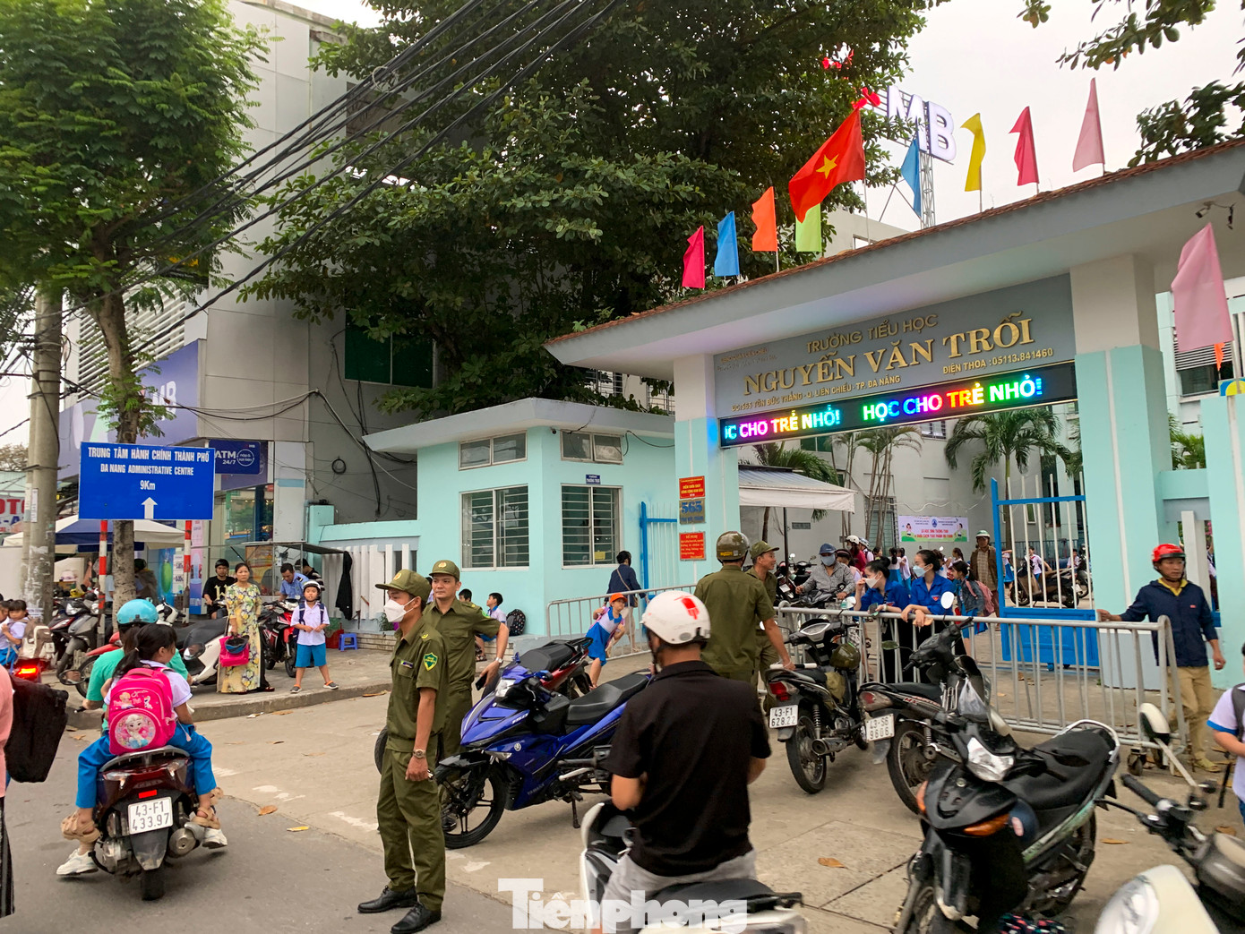 Lực lượng chức năng có mặt từ rất sớm để phân luồng, tránh tình trạng ùn tắc, mất an toàn giao thông.