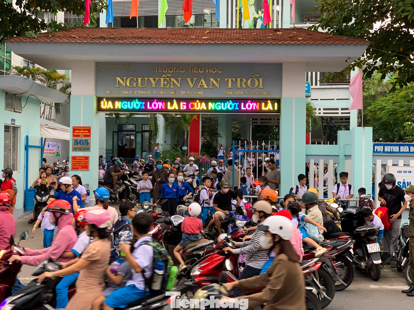 Tại các trường tiểu học: Hồng Quang, Nguyễn Văn Trỗi, Trường THCS Nguyễn Bỉnh Khiêm… (quận Liên Chiểu, TP. Đà Nẵng) thường rơi vào tình trạng ùn tắc giao thông vào cuối giờ chiều.