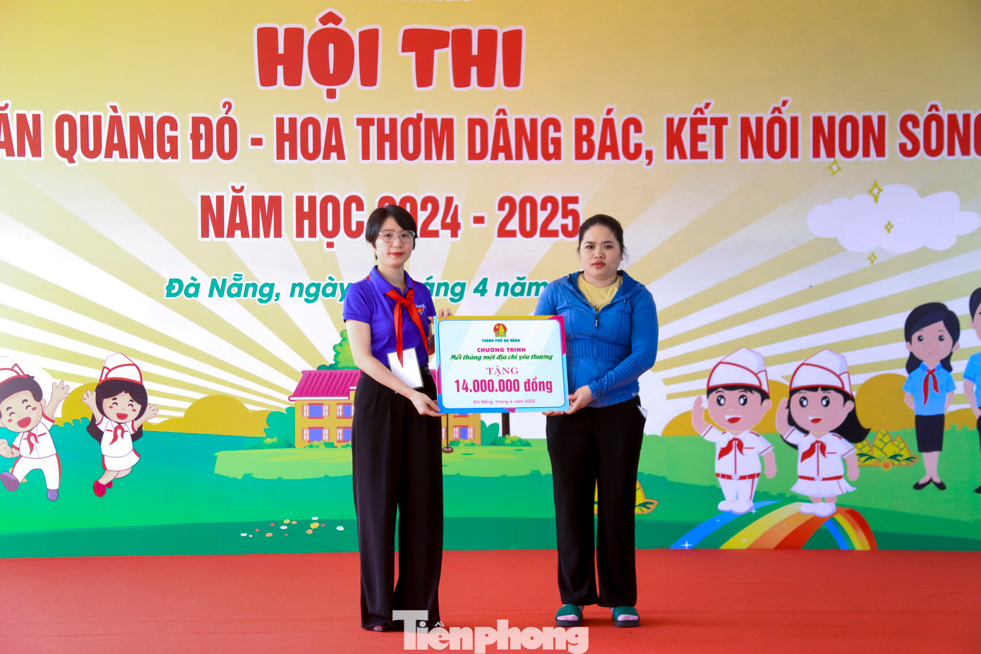 Trong khuôn khổ hội thi, Thành Đoàn - Hội đồng Đội thành phố đã trao kinh phí của chương trình "Mỗi tháng một địa chỉ yêu thương" cho gia đình em Trương Lê Nhật Minh, với mong muốn san sẻ phần nào những khó khăn và động viên em tiếp tục nỗ lực vượt lên hoàn cảnh, viết tiếp những ước mơ của mình. Trong khuôn khổ hội thi, Thành Đoàn - Hội đồng Đội thành phố đã trao kinh phí của chương trình "Mỗi tháng một địa chỉ yêu thương" cho gia đình em Trương Lê Nhật Minh, với mong muốn san sẻ phần nào những khó khăn và động viên em tiếp tục nỗ lực vượt lên hoàn cảnh, viết tiếp những ước mơ của mình.