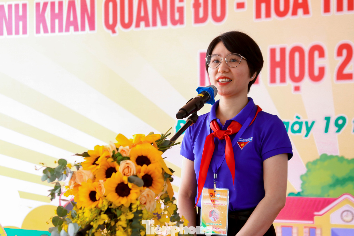 Chị Nguyễn Thị Anh Thảo - Phó Bí thư Thành Đoàn Đà Nẵng cho biết: Hội thi "Thủ lĩnh Khăn quàng đỏ - Hoa thơm dâng Bác, kết nối non sông" là dịp để các em thiếu nhi bày tỏ lòng biết ơn, kính yêu đối với Bác Hồ, vị lãnh tụ vĩ đại của dân tộc, người sáng lập và dìu dắt tổ chức Đội TNTP Hồ Chí Minh. Chị Nguyễn Thị Anh Thảo - Phó Bí thư Thành Đoàn Đà Nẵng cho biết: Hội thi "Thủ lĩnh Khăn quàng đỏ - Hoa thơm dâng Bác, kết nối non sông" là dịp để các em thiếu nhi bày tỏ lòng biết ơn, kính yêu đối với Bác Hồ, vị lãnh tụ vĩ đại của dân tộc, người sáng lập và dìu dắt tổ chức Đội TNTP Hồ Chí Minh.