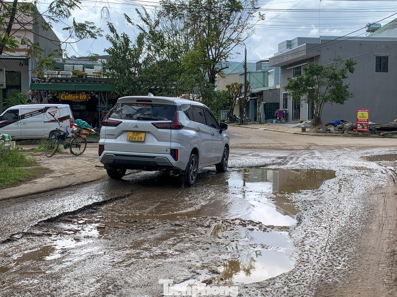 Để đẩy nhanh giải phóng mặt bằng, UBND quận giao Ban GPMB quận phối hợp với UBND phường và các đơn vị liên quan tiếp tục rà soát, hoàn thiện pháp lý, phê duyệt giá trị bồi thường, tăng cường tiếp dân, vận động 7 hộ dân nhận tiền, bồi thường bàn giao mặt bằng cho chủ đầu tư thi công dự án.